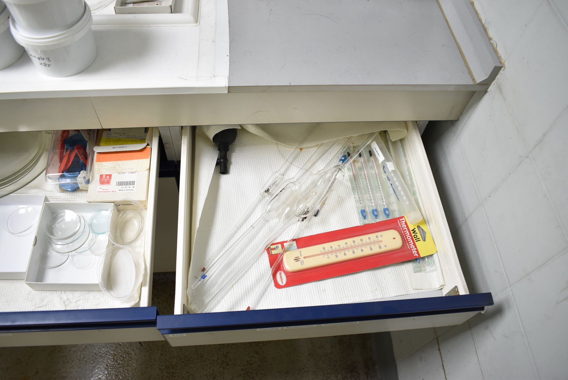 5 SECTION LAB STORAGE CABINETS WITH CONTENTS - GLASSWARE, PIPETTES, ACCESSORIES (DELAYED - Image 4 of 7