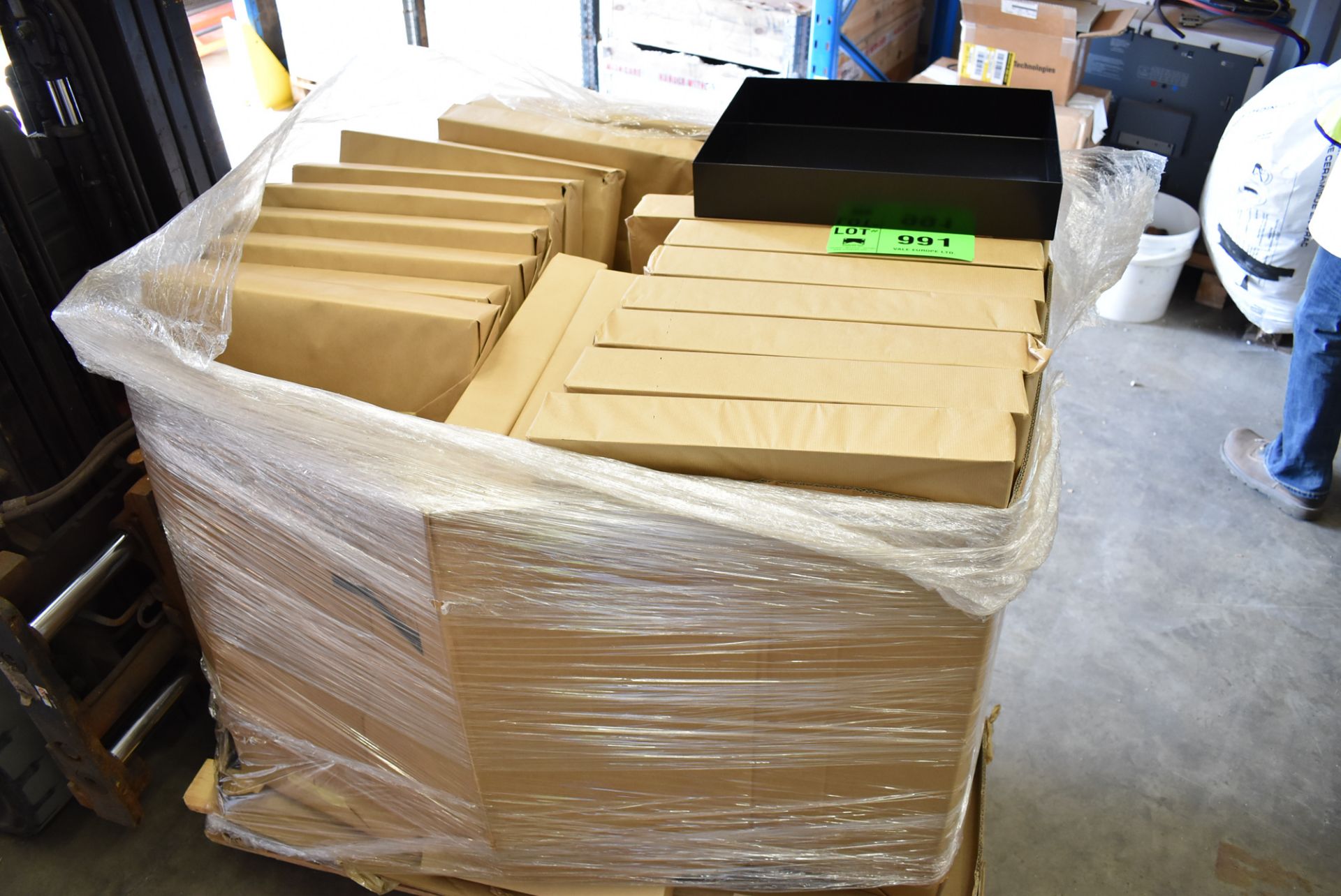 LOT/ METAL TRAYS (CI) (STORES BAY 3) [RIGGING FEES FOR LOT #991 - £50 PLUS APPLICABLE TAXES]