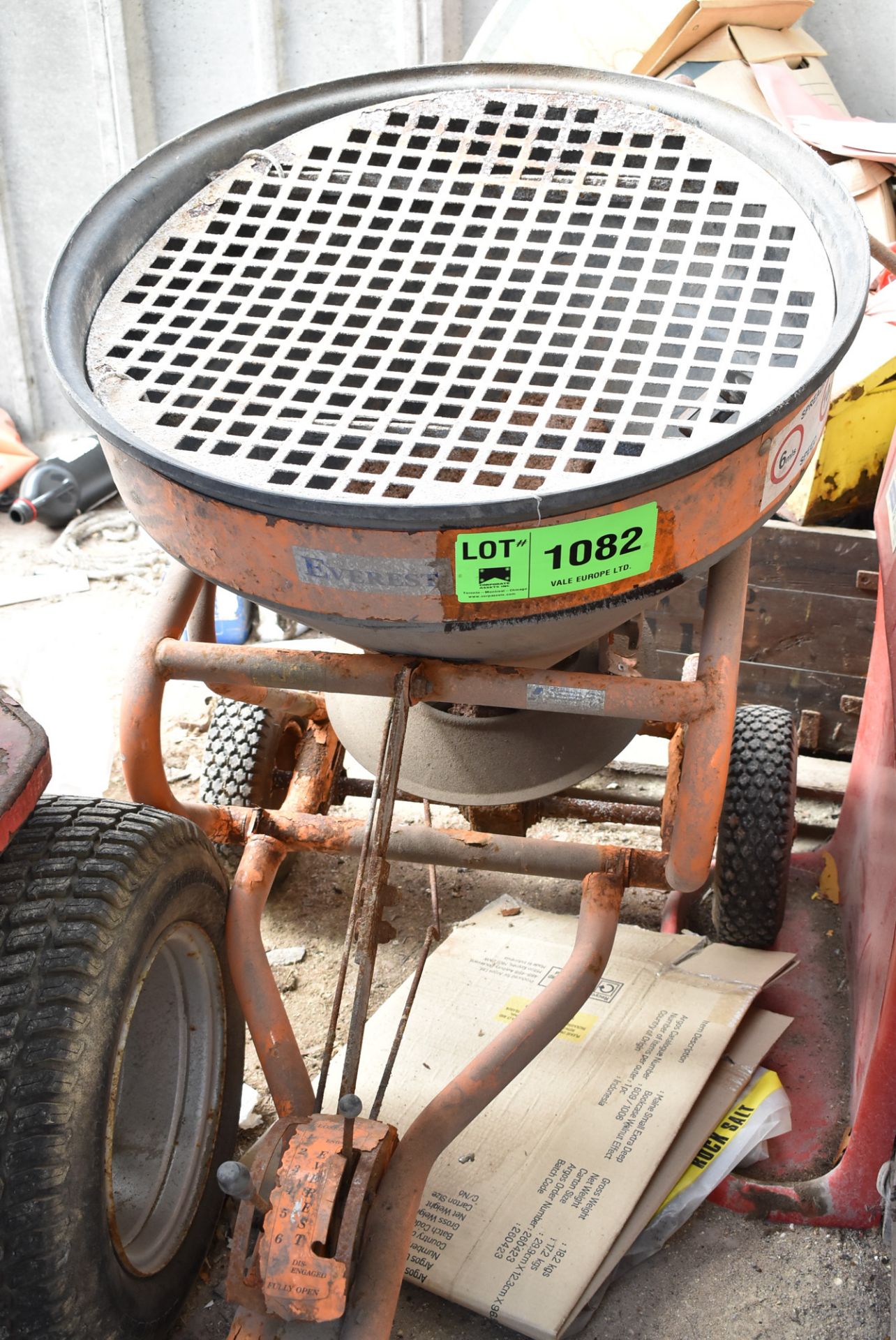 EVEREST TOW-BEHIND SPREADER (YARD) [RIGGING FEES FOR LOT #1082 - £75 PLUS APPLICABLE TAXES]