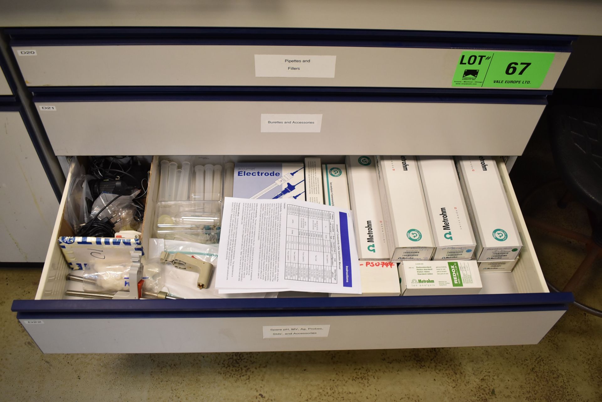 LOT/ 4 DRAWER LAB STORAGE CABINET WITH CONTENTS - PIPETTES, DURETTES, PROBES & ACCESSORIES (ROOM - Image 4 of 5
