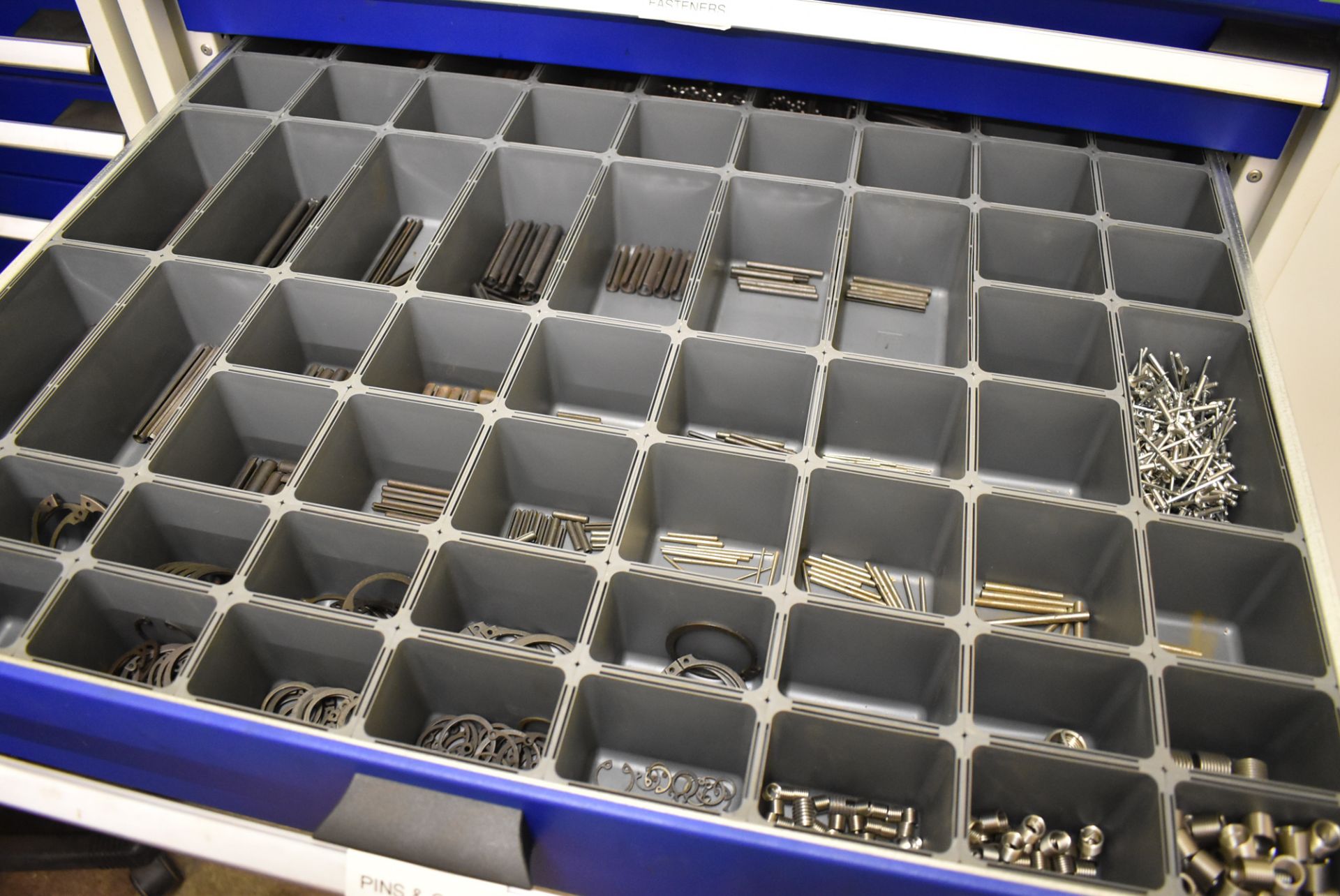 LOT/ BOTT 10 DRAWER TOOL CABINET WITH REMAINING CONTENTS - HARDWARE AND FITTINGS (CI) (DELAYED - Bild 2 aus 4