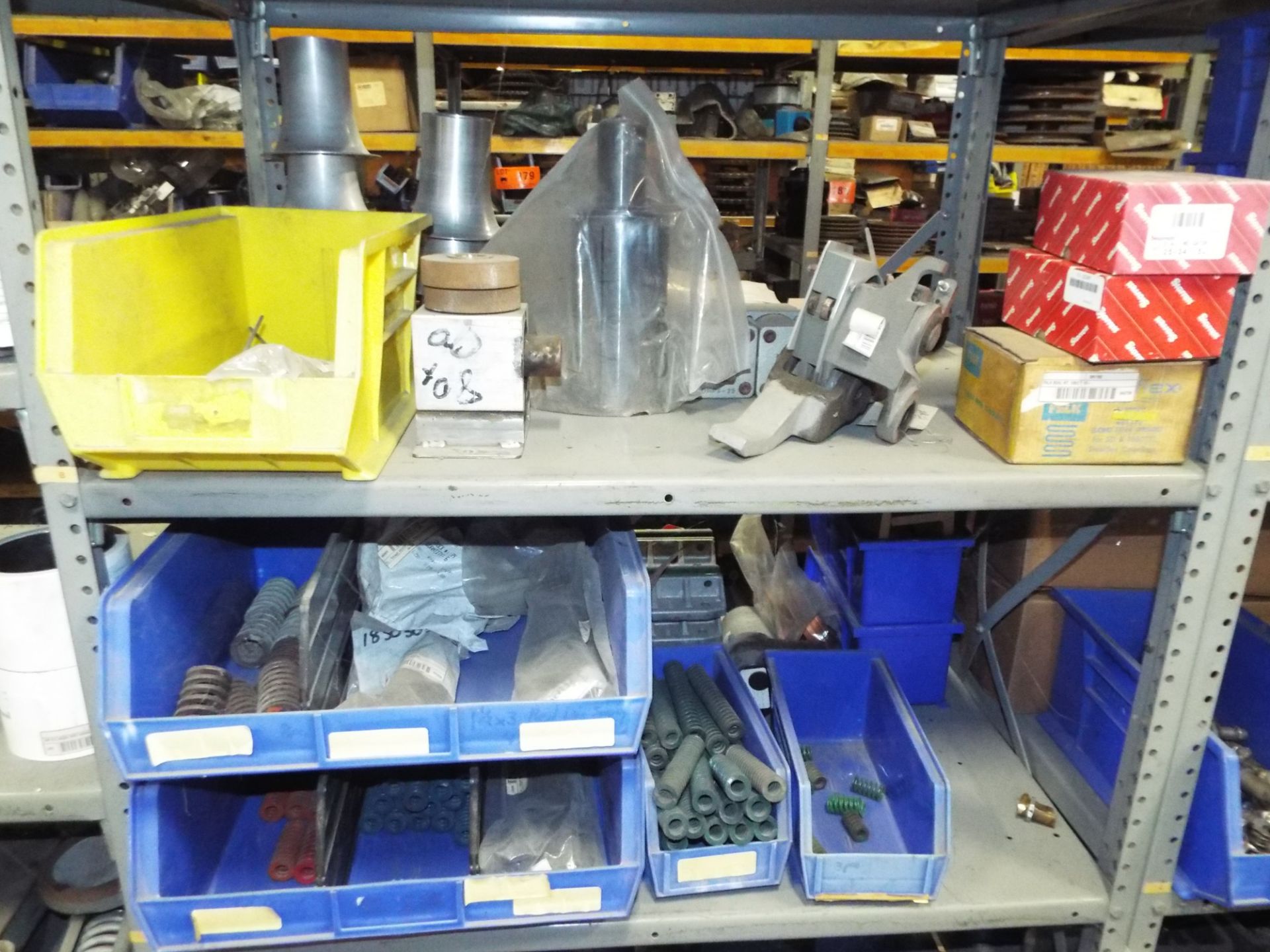 LOT/ CONTENTS OF SHELF - INCLUDING BUT NOT LIMITED TO CYLINDERS, SPRINGS AND SPARE PARTS - Image 7 of 8