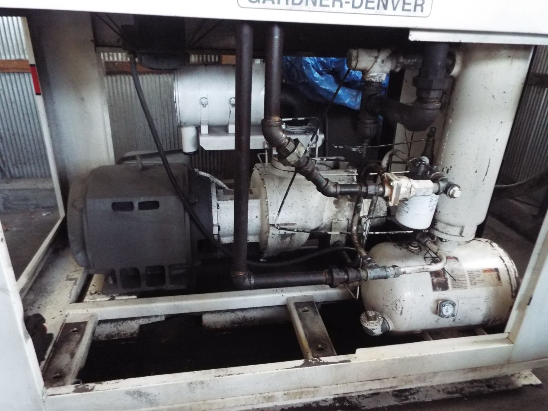 GARDNER-DENVER ELECTRA-SAVER II 100 HP ROTARY SCREW AIR COMPRESSOR WITH 30,892 HRS (RECORDED AT TIME - Image 2 of 8