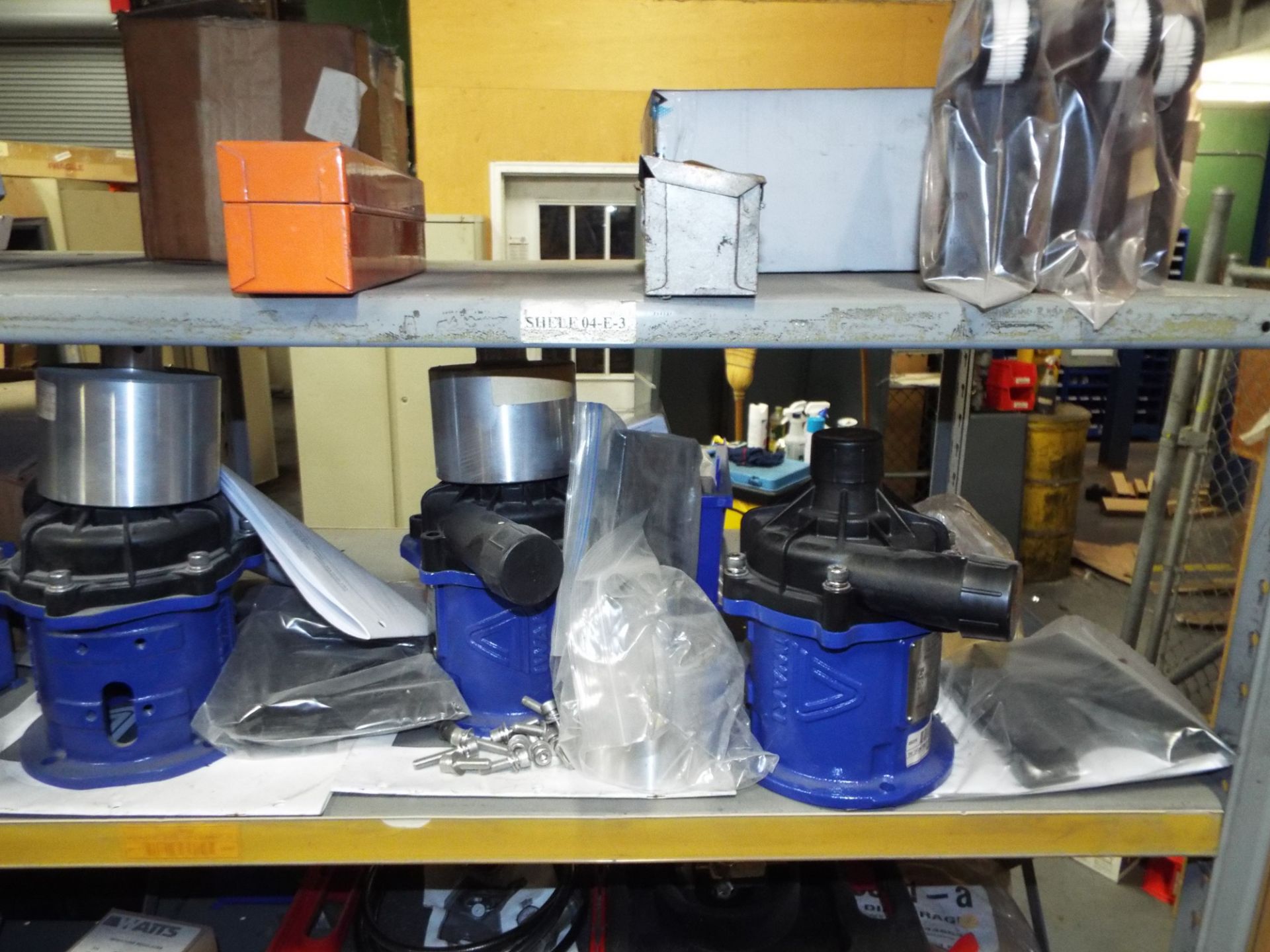 LOT/ CONTENTS OF SHELF - INCLUDING BUT NOT LIMITED TO GAUGES, GRINDERS, PVC PIPE FITTINGS AND - Image 4 of 7