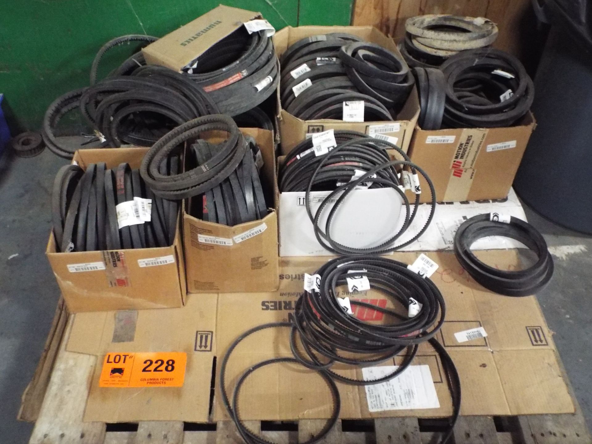 LOT/ SKID OF V-BELTS AND SERPENTINE BELTS VARIOUS SIZES