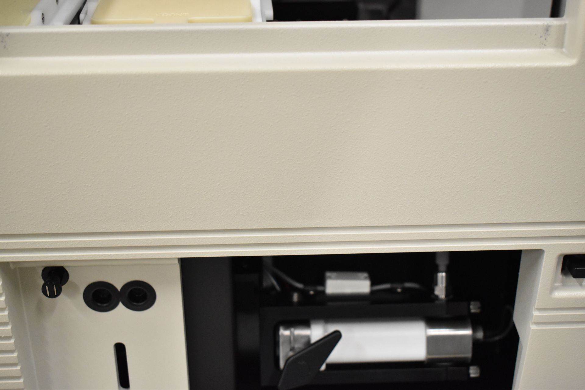 BECKMAN COULTER GENOMELAB GeXP GENETIC ANALYSIS SYSTEM WITH MANUAL AND CABLES, PC NOT INCLUDED, S/N: - Image 4 of 5