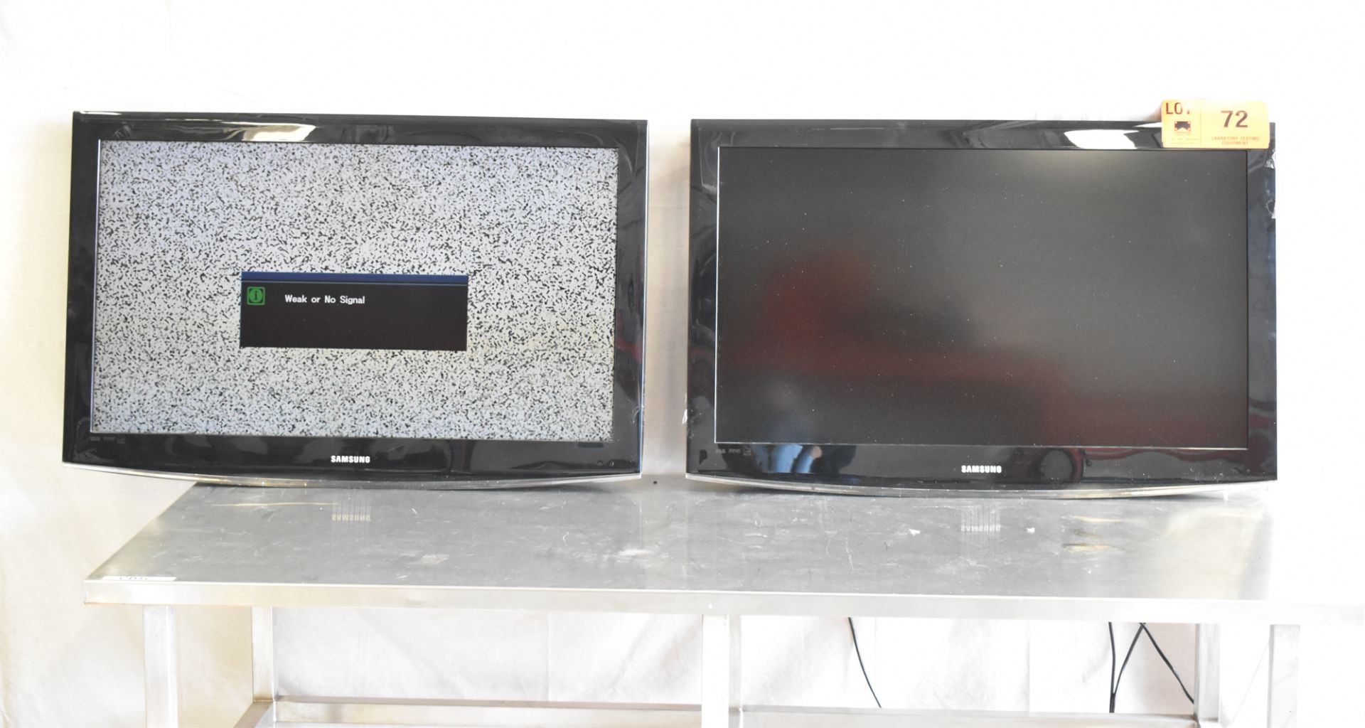 LOT/ (2) SAMSUNG 40" FLATSCREEN TV'S, S/N N/A (NO STANDS) [$45 USD OPTIONAL LOADING FEE - CONTACT