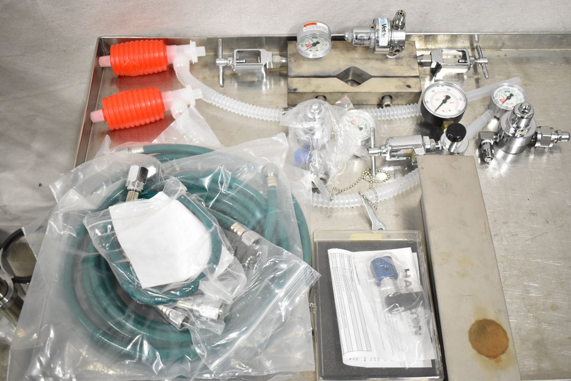 RIVER MEDICAL ENGINEERING T3ISO ISOFLURANE VAPORIZER AND FLOW METER ANESTHESIA UNIT WITH HOSES, - Image 7 of 8