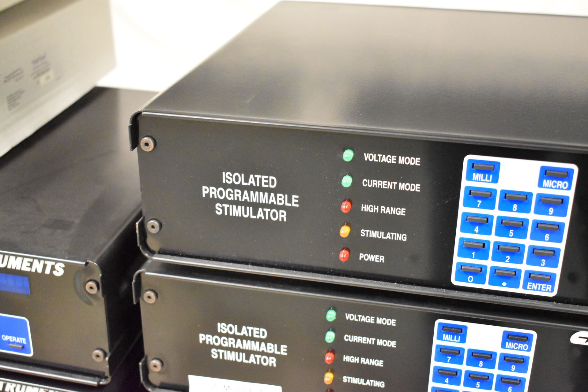 LOT/ (10) COULBOURN ISOLATED ELECTRONIC PROGRAMMABLE BEHAVIORAL STIMULATORS [$50 USD OPTIONAL - Image 3 of 6