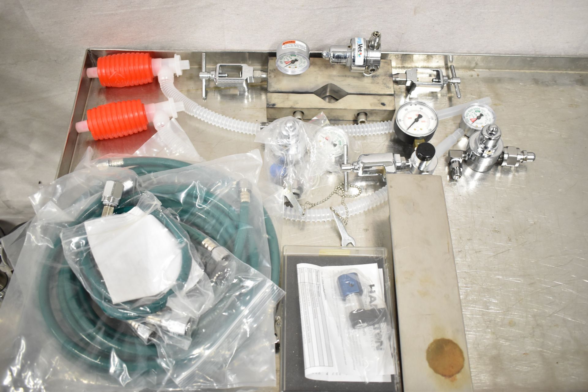 RIVER MEDICAL ENGINEERING T3ISO ISOFLURANE VAPORIZER AND FLOW METER ANESTHESIA UNIT WITH HOSES, - Image 8 of 8