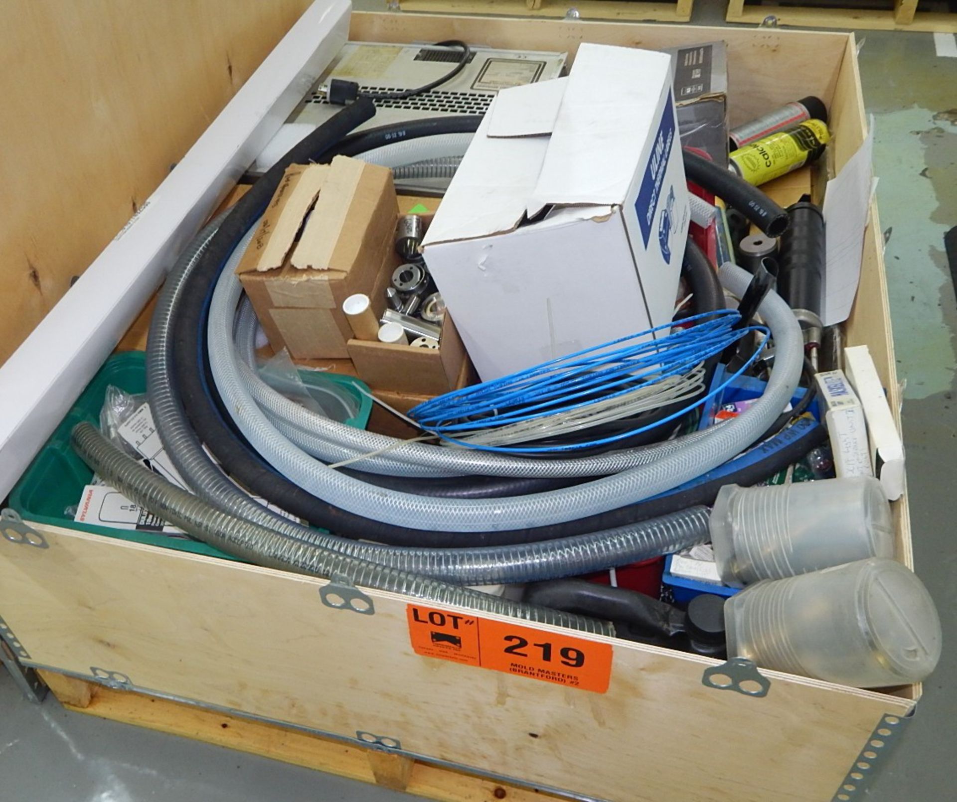 LOT/ CONTENTS OF CRATE CONSISTING OF AIR CONDITIONER, WIRE, HOSE, AND ACCESSORIES