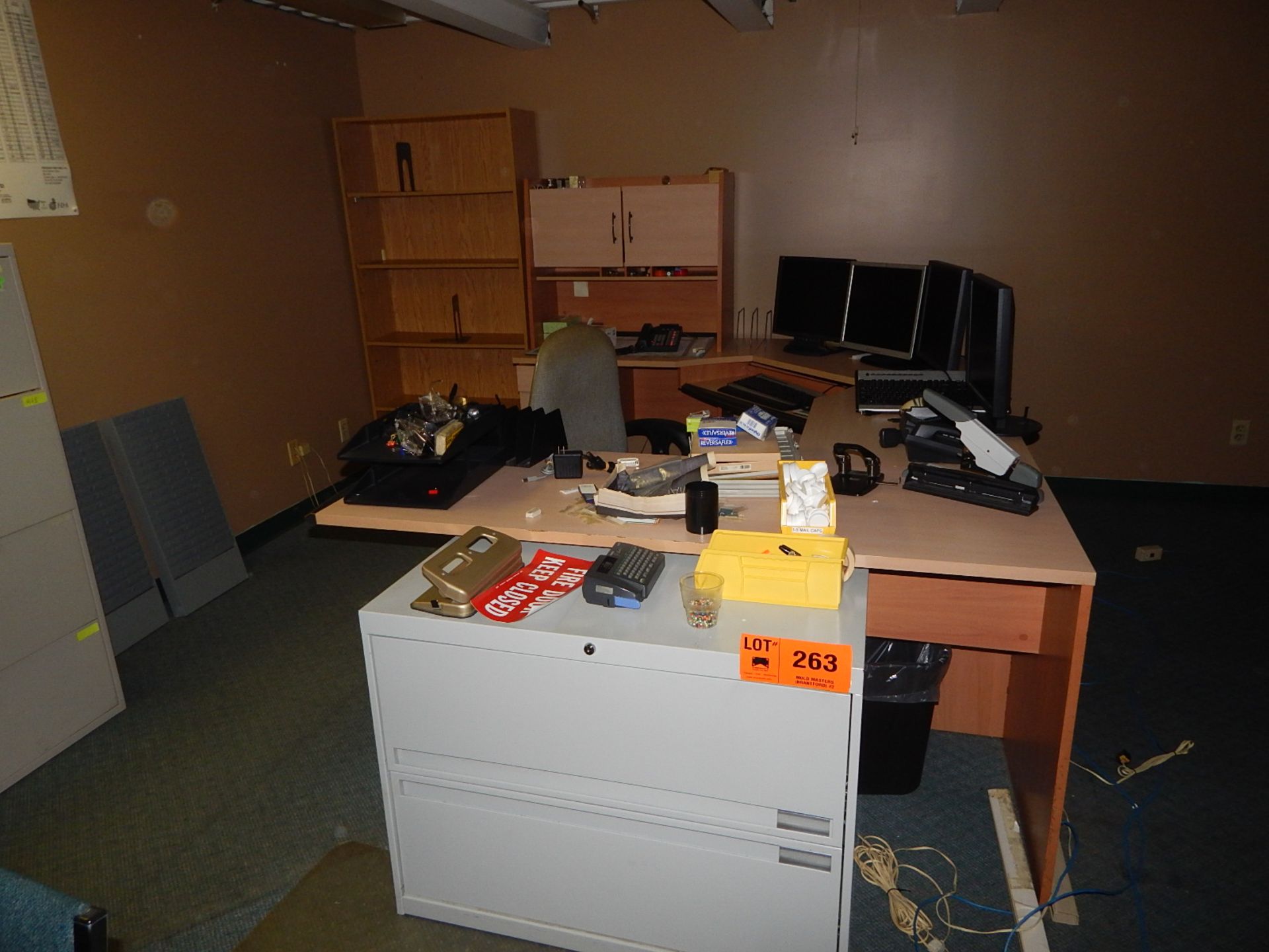 LOT/ OFFICE FURNITURE