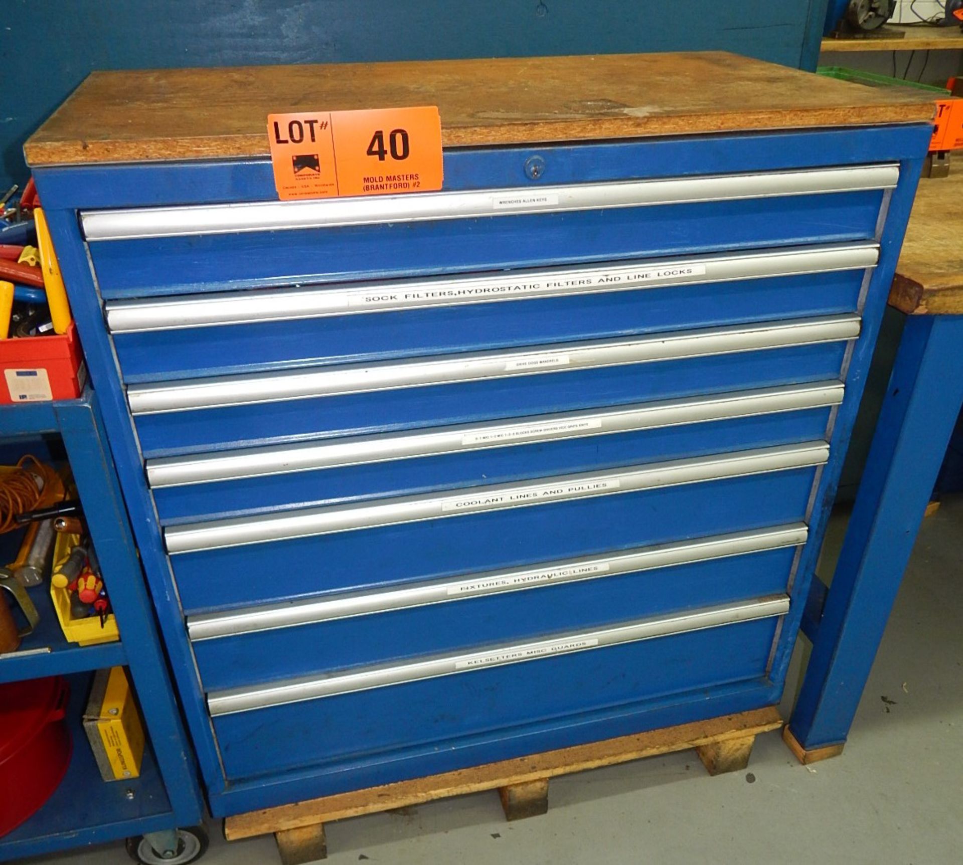 LOT/ 7-DRAWER TOOL CABINET WITH CONTENTS