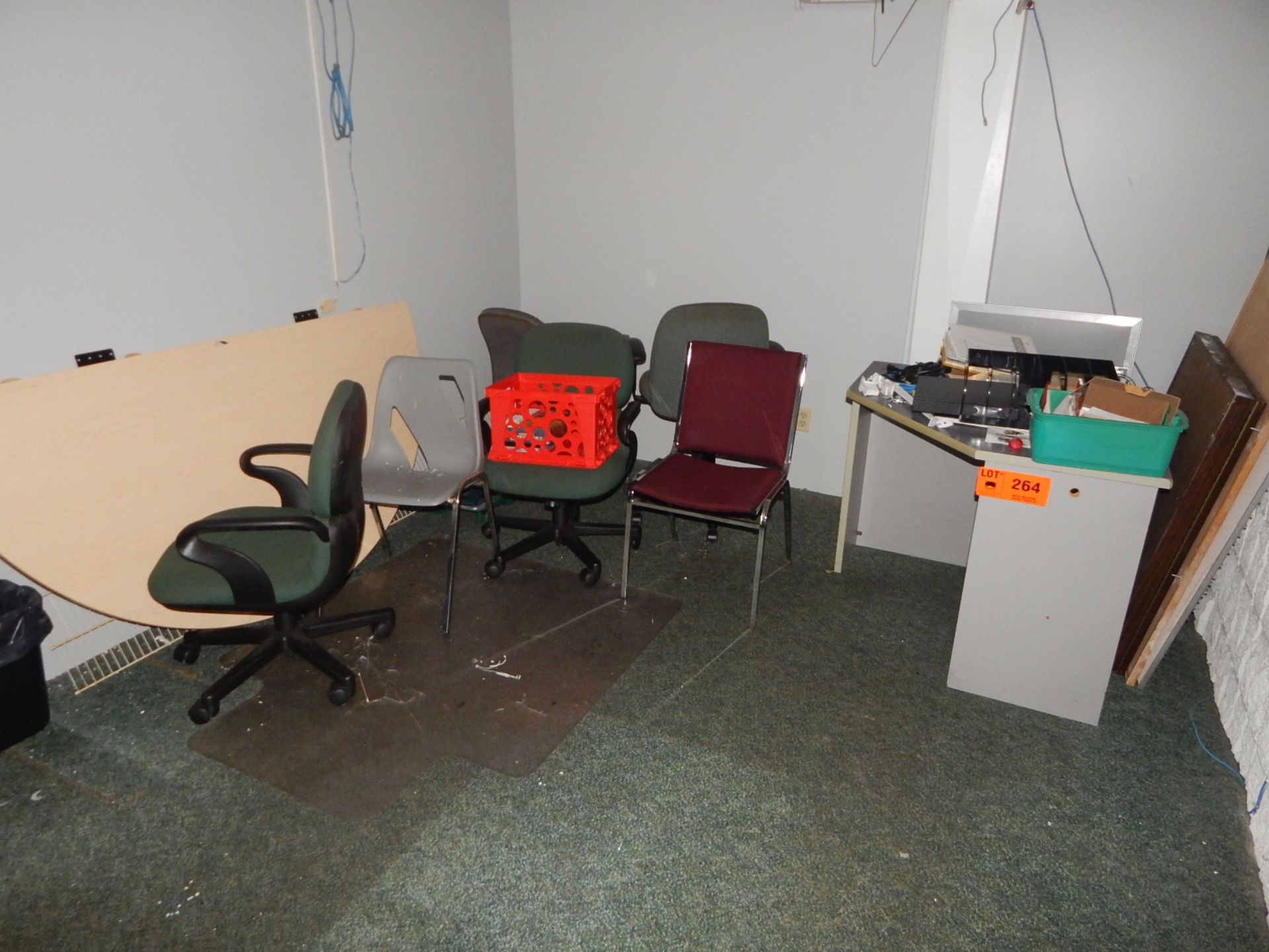 LOT/ OFFICE FURNITURE