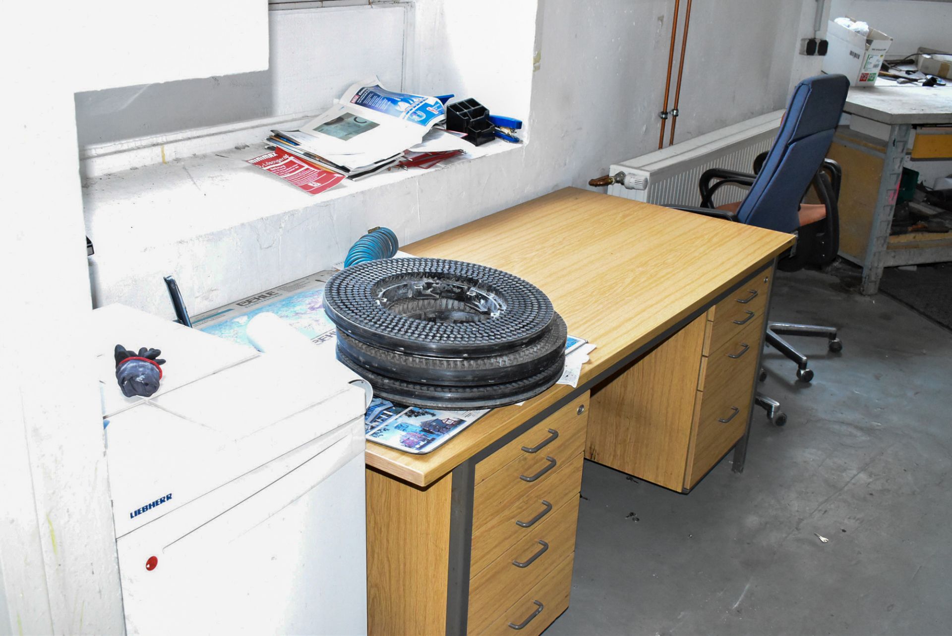 LOT/ CONTENTS OF ROOM CONSISTING OF TOOLS, BENCHES, CABINETS WITH PARTS AND HARDWARE, HEAVY DUTY - Image 6 of 6