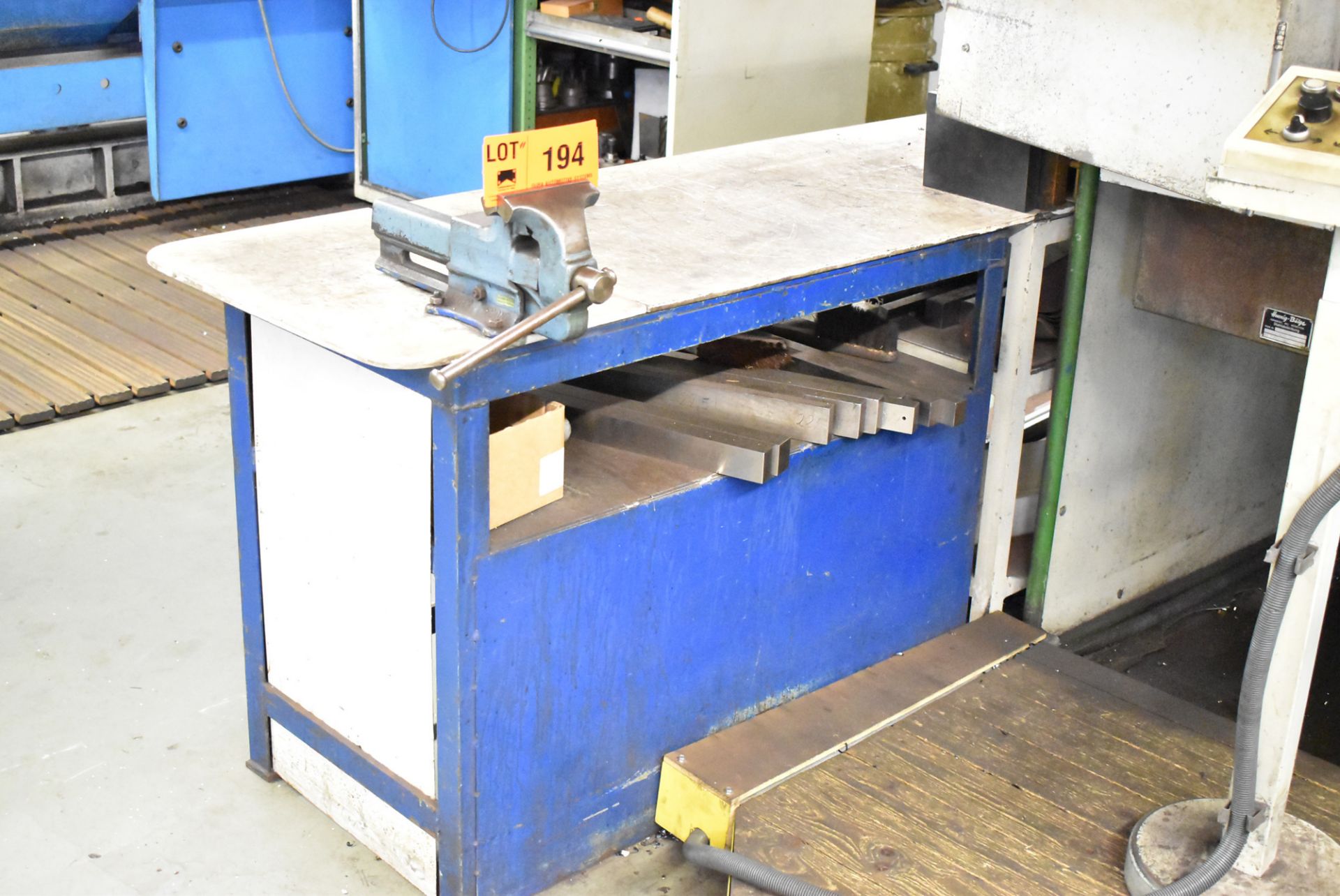 LOT/ WORKBENCHES WITH CONTENTS AND 120 MM VISE (BAU 13) [RIGGING FEE FOR LOT #194 - € 55 PLUS