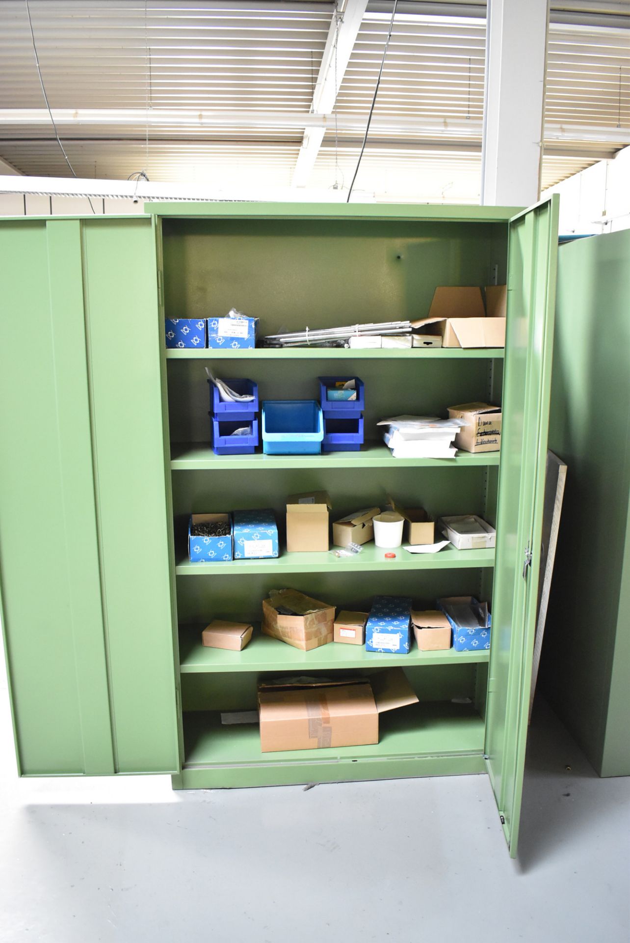 LOT/ METAL CABINETS WITH FASTENING HARDWARE [RIGGING FEE FOR LOT #208 - € 220 PLUS TAXES] - Image 3 of 6