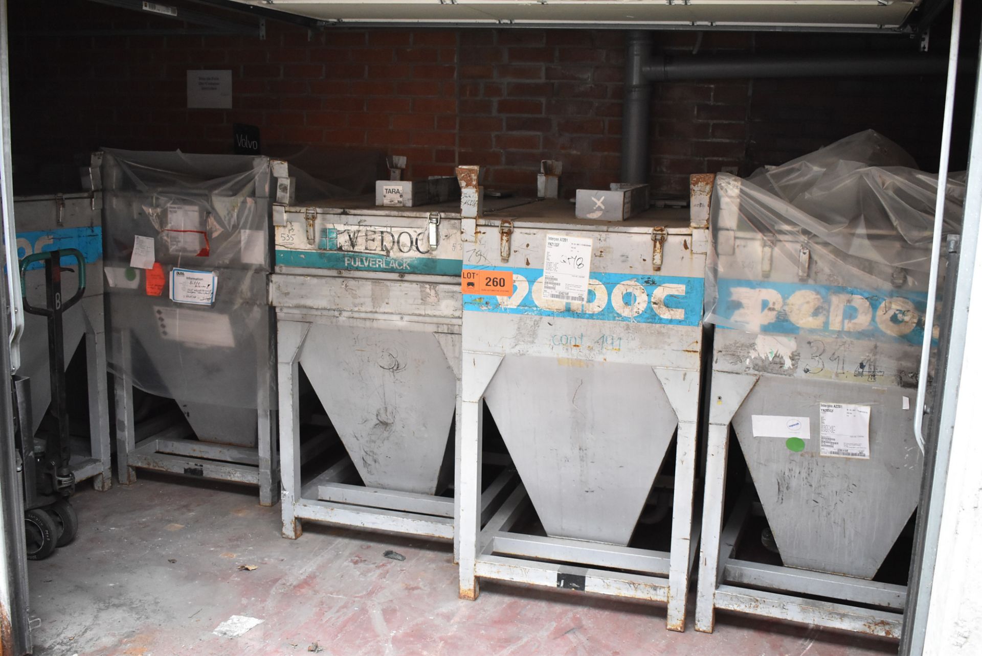LOT/ STAINLESS STEEL STATIC SAFE POWDER HOPPERS (BAU 5) [RIGGING FEE FOR LOT #260 - € 125 PLUS
