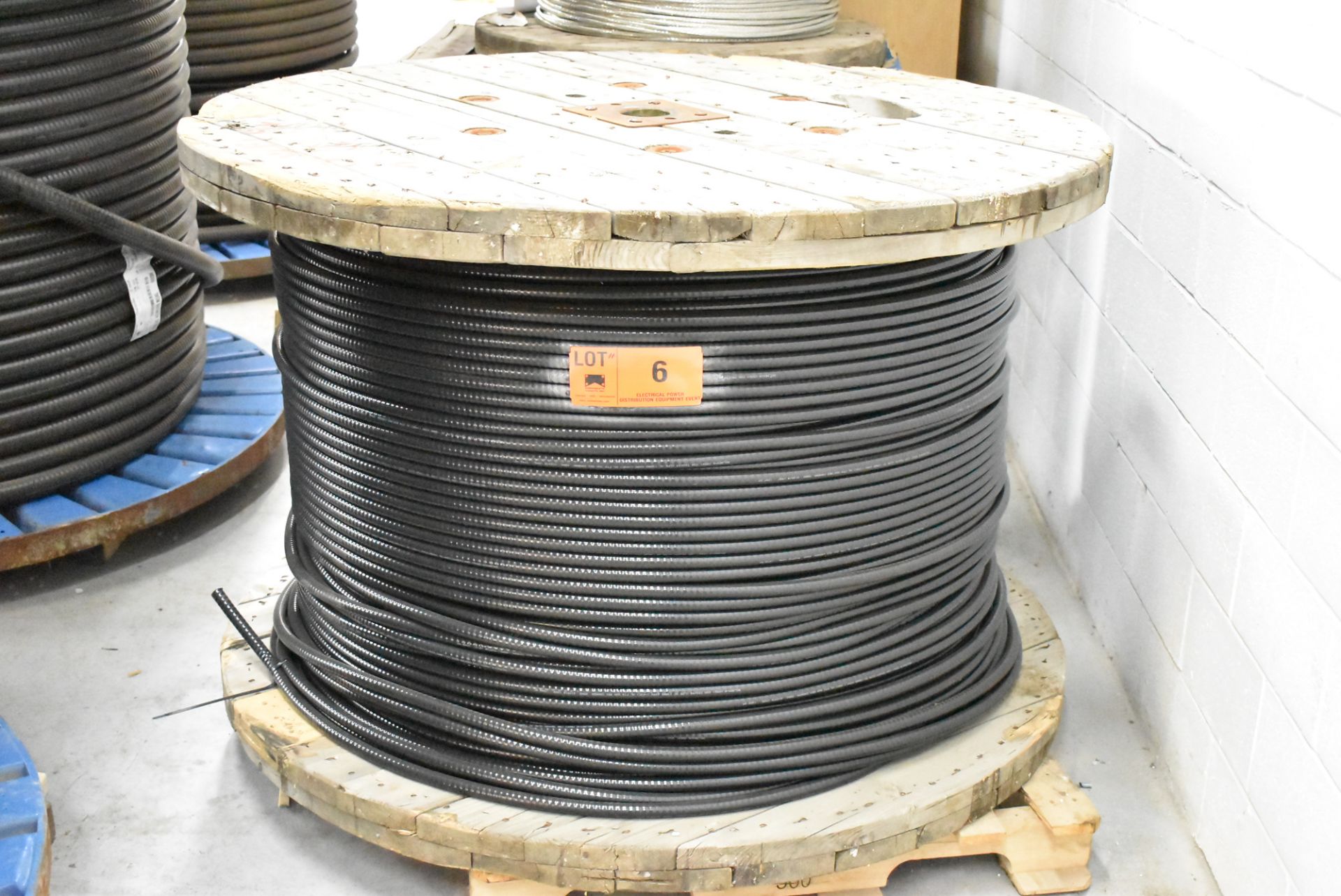 LOT/ SPOOL OF WESTBURNE (4) COPPER CONDUCTOR METAL CLAD ELECTRICAL CABLE WITH REEL (CI) (LOCATED