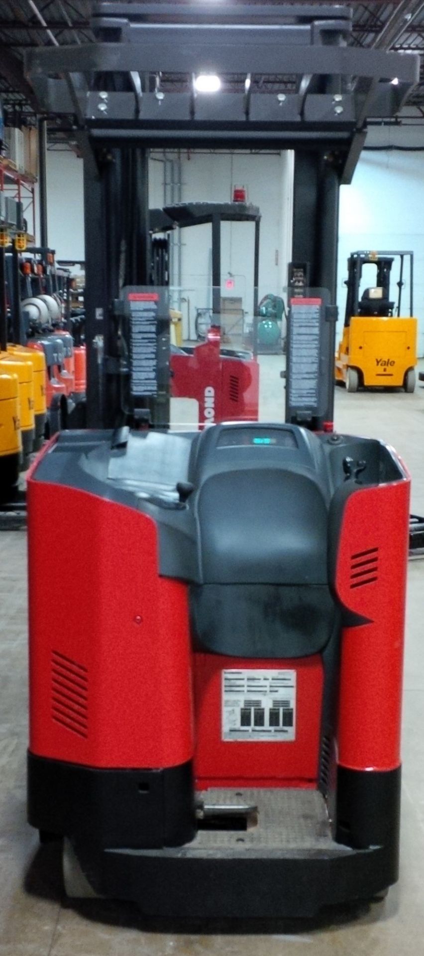 RAYMOND (2010) 740-R45TT 36V ELECTRIC REACH TRUCK WITH 4500 LB. CAPACITY, 226" VERTICAL LIFT, S/N: - Image 2 of 2