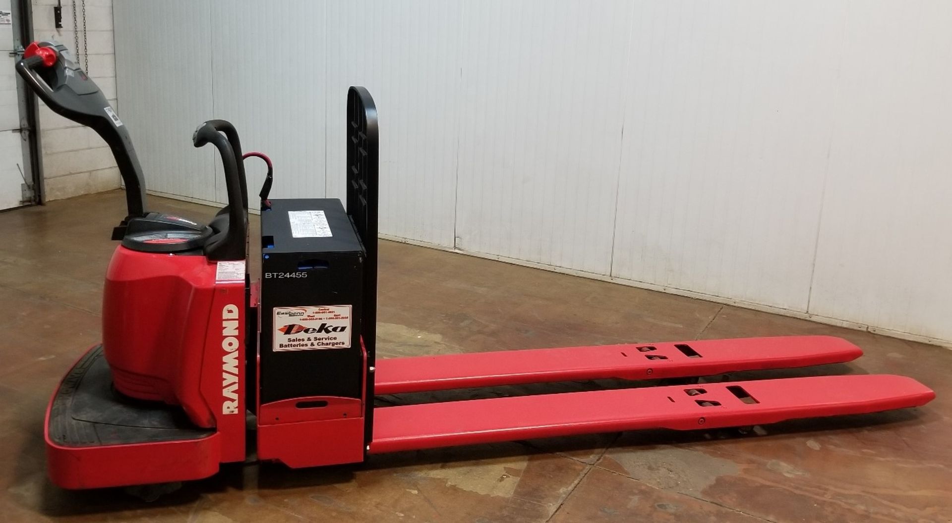 RAYMOND (2009) 8400 24V ELECTRIC RIDEON PALLET JACK WITH 6000 LB. CAPACITY, S/N: 840-09-83857 ( - Image 2 of 3