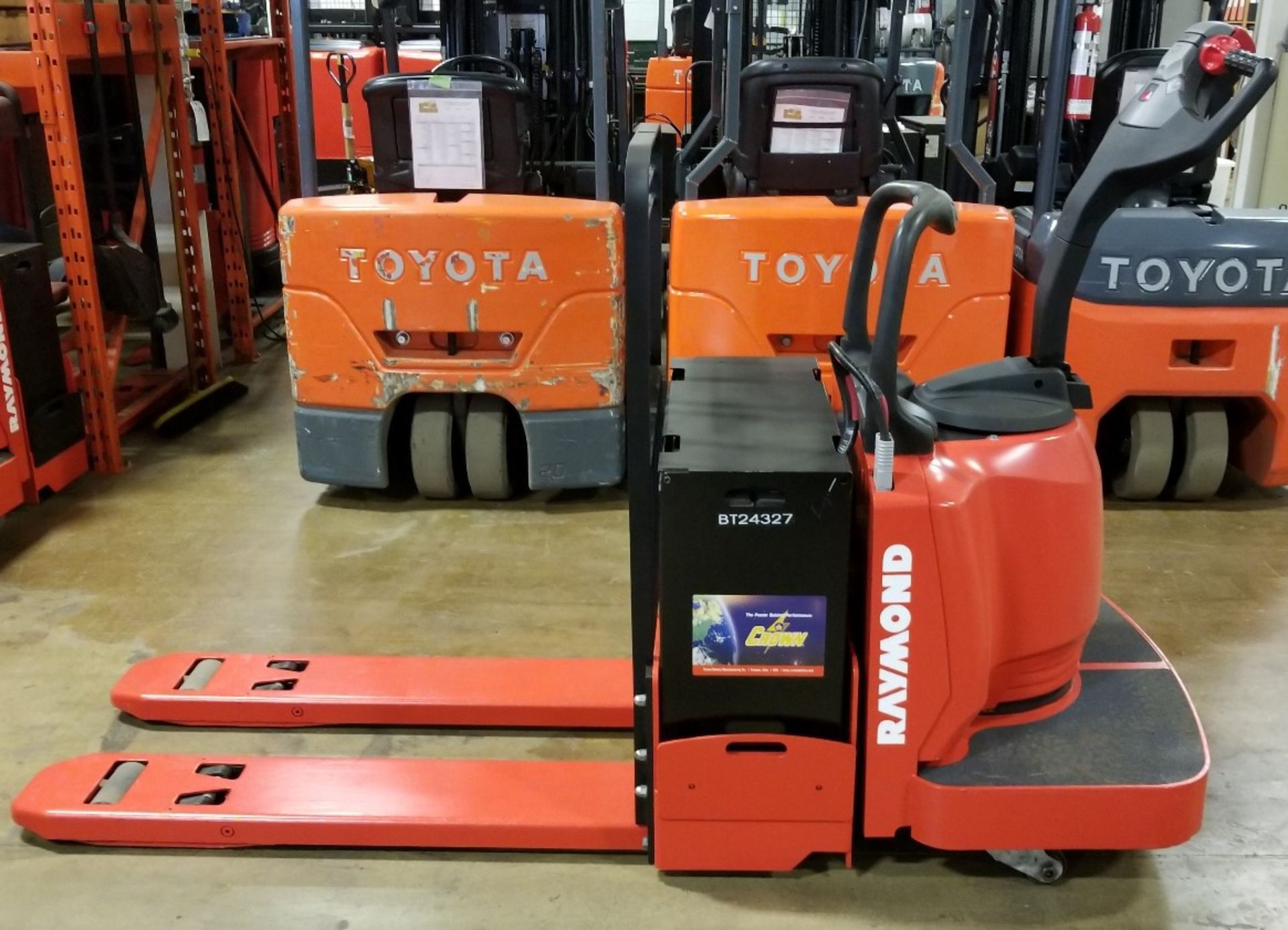 RAYMOND (2006) 8400 24V ELECTRIC RIDE-ON PALLET JACK WITH 6000 LB. CAPACITY, S/N: 840-06-66942 (UNIT