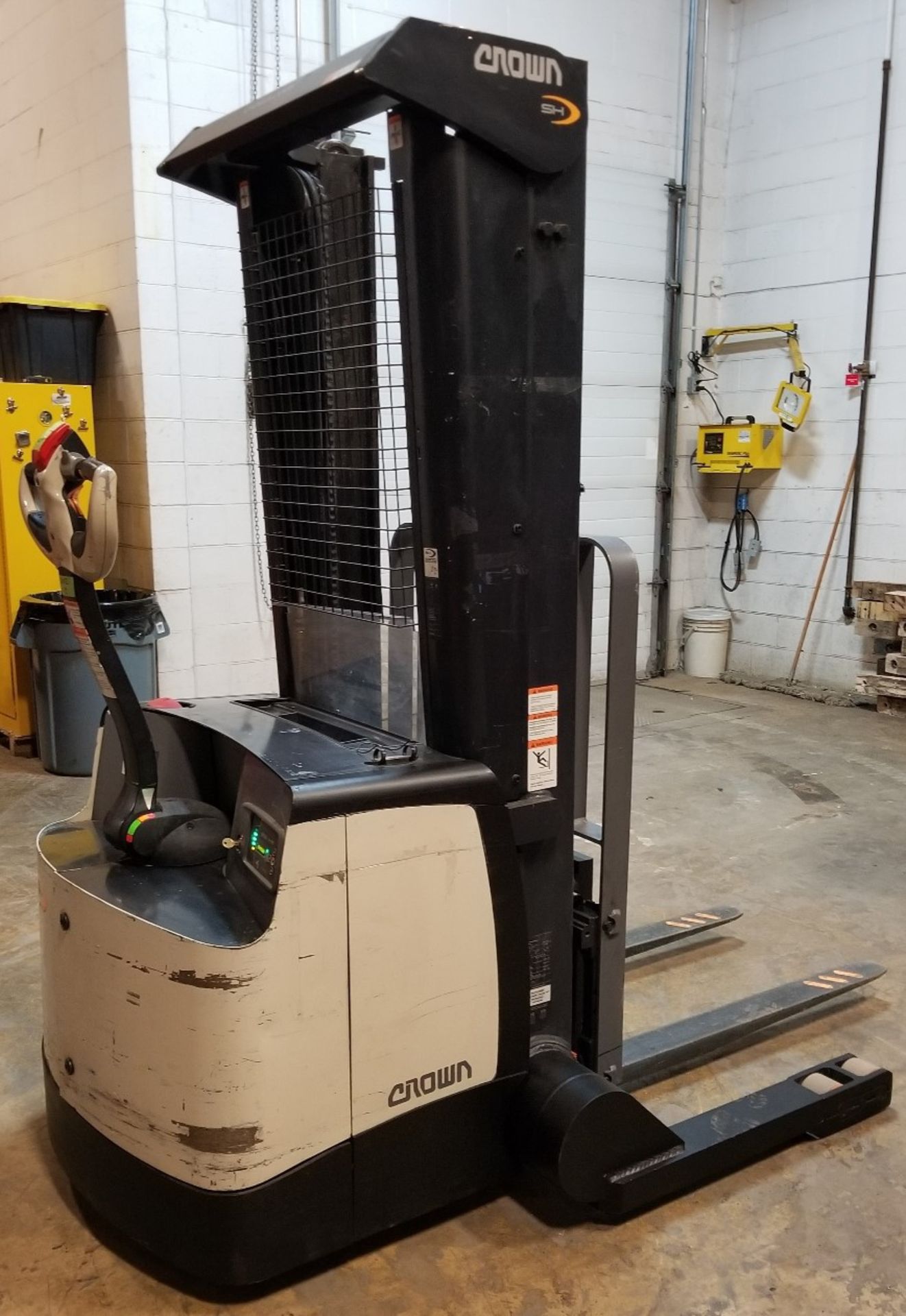CROWN (2012) SH5520-40 24V ELECTRIC WALK-BEHIND STACKER TRUCK WITH 4000 LB. CAPACITY, 128"
