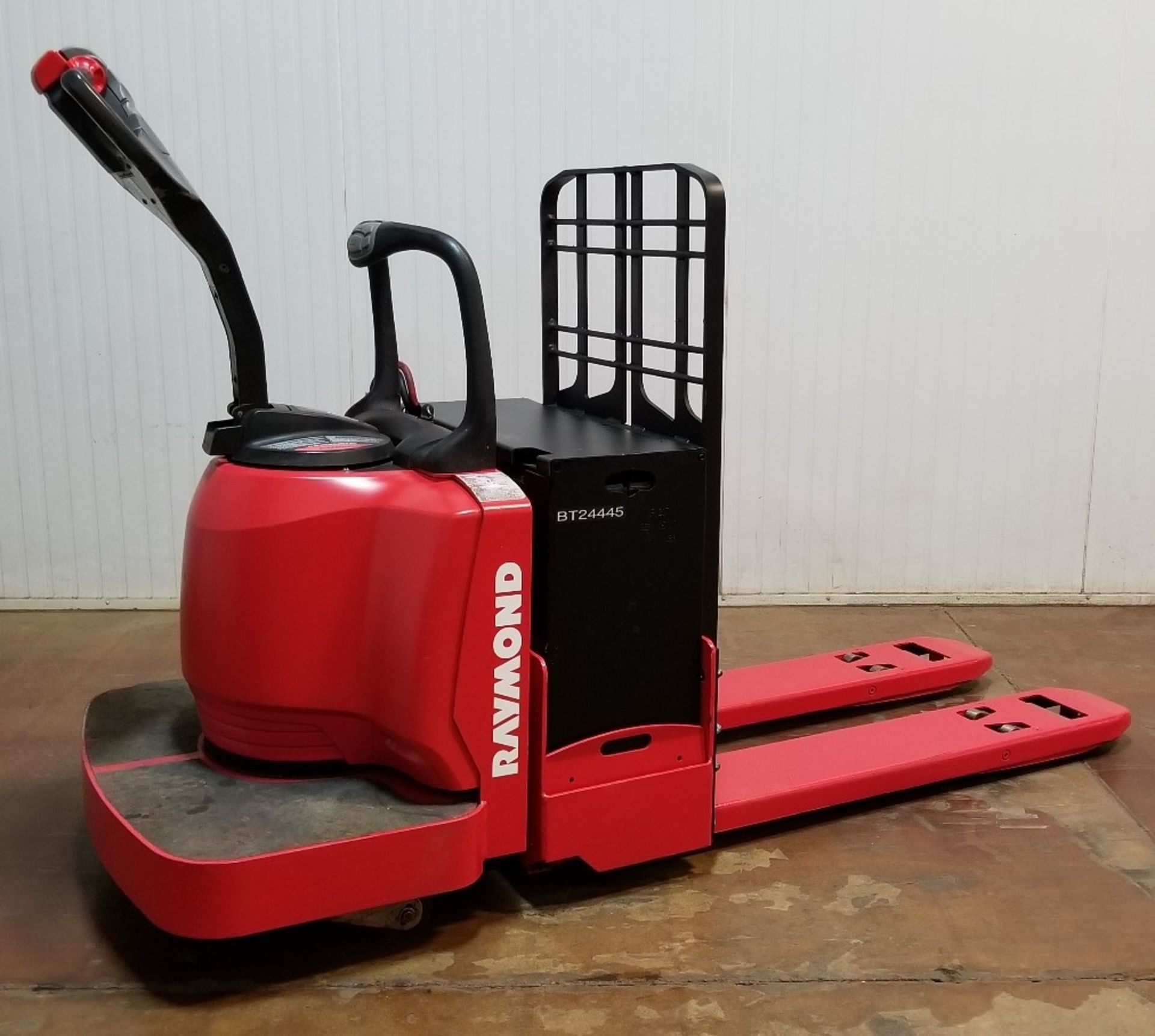 RAYMOND (2010) 8400 24V ELECTRIC RIDEON PALLET JACK WITH 6000 LB. CAPACITY, S/N: 840-10-84375 (