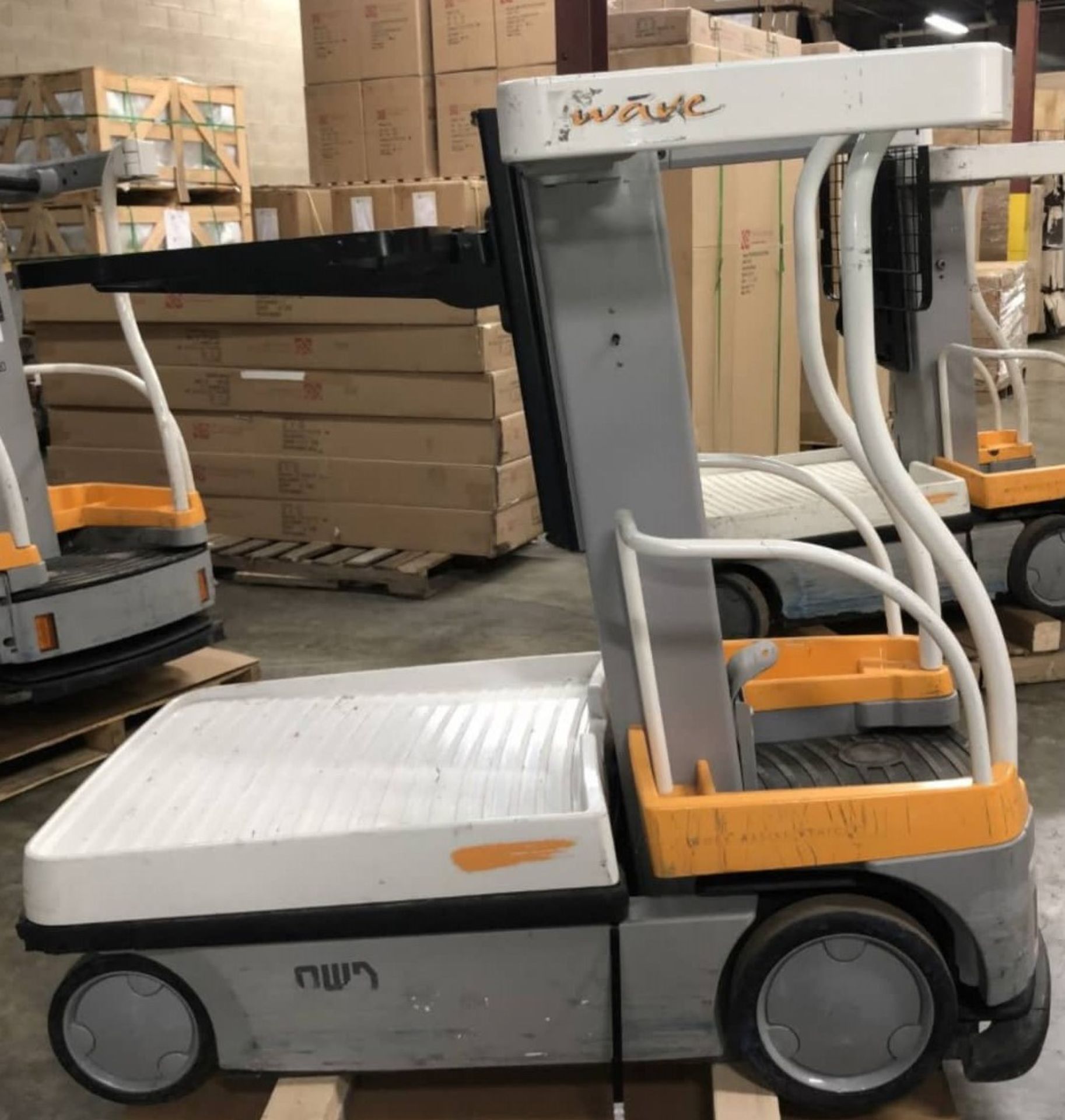 CROWN (2015) WAV50-118 24V ELECTRIC ORDER PICKER WITH 500 LB. CAPACITY, 118" VERTICAL LIFT, BUILT-IN