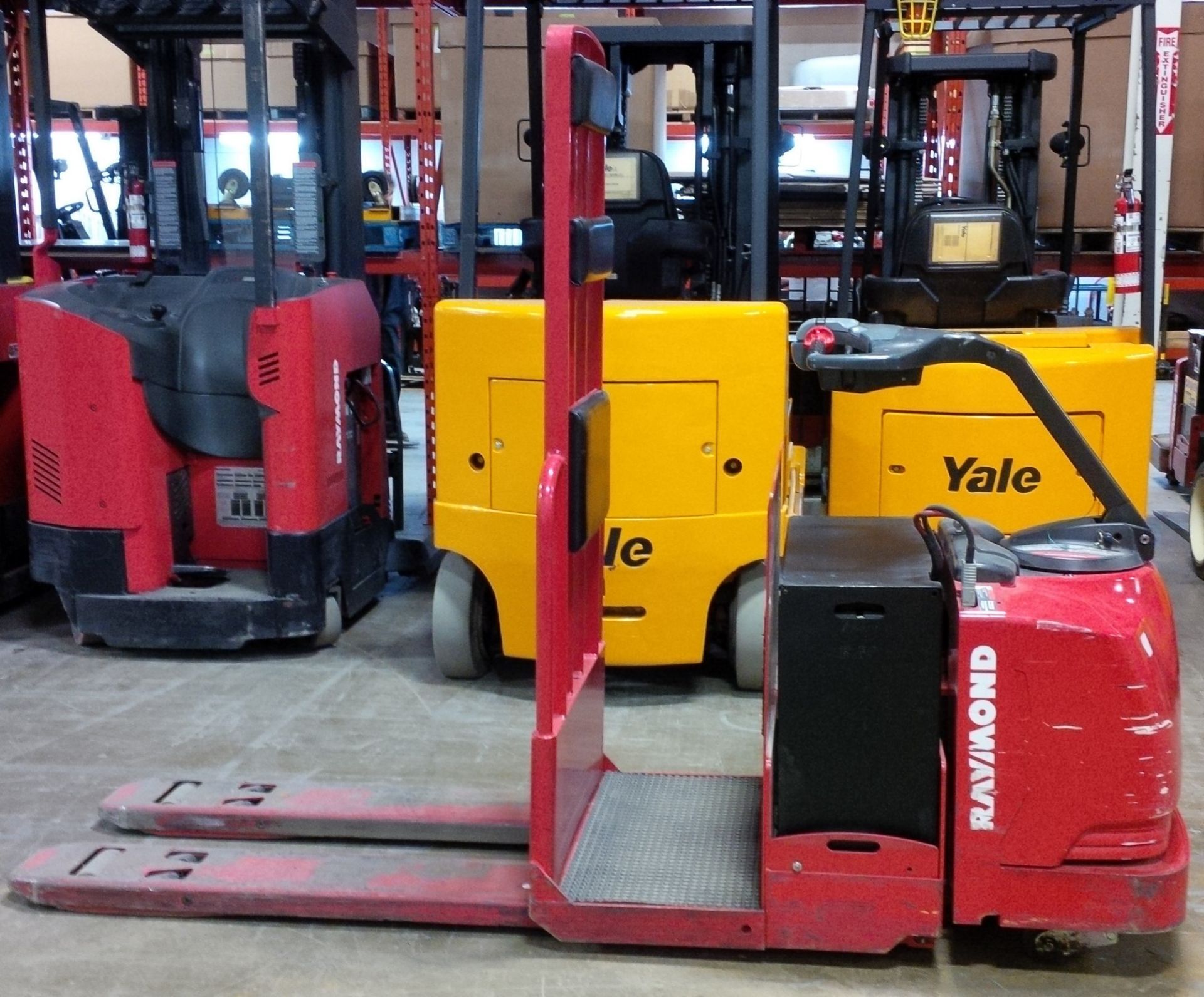 RAYMOND (2008) 8500 24V ELECTRIC RIDE-ON PALLET JACK WITH 6000 LB. CAPACITY, S/N: 850-08-70084 (UNIT