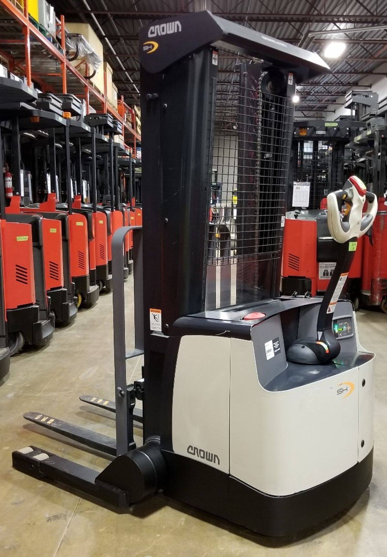 CROWN (2014) SH5520-40 24V ELECTRIC WALK-BEHIND STACKER TRUCK WITH 4000 LB. CAPACITY, 128"