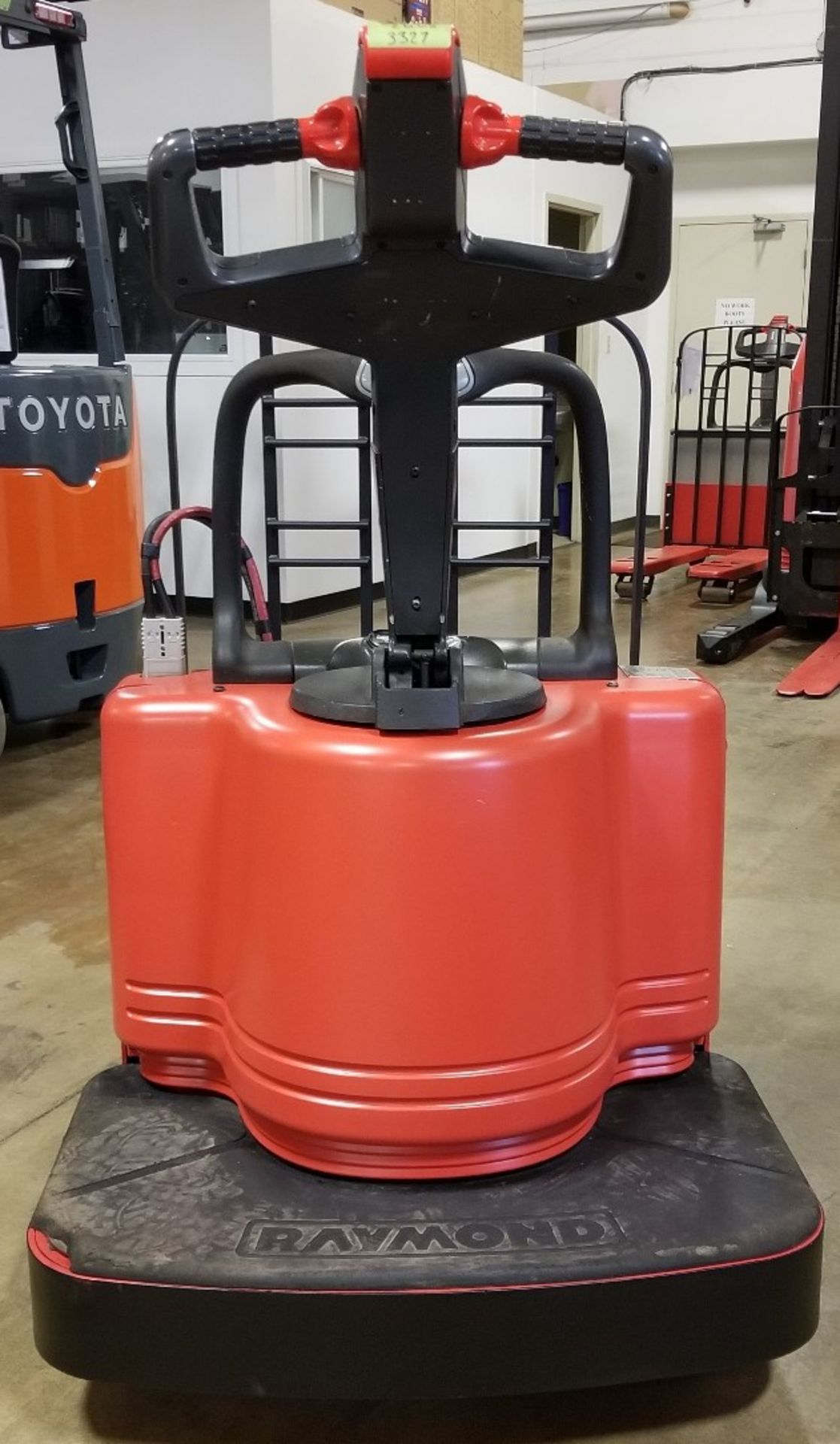 RAYMOND (2005) 112TM-FRE60L 24V ELECTRIC RIDE-ON PALLET JACK WITH 6000 LB. CAPACITY, S/N: 112-04- - Image 2 of 2