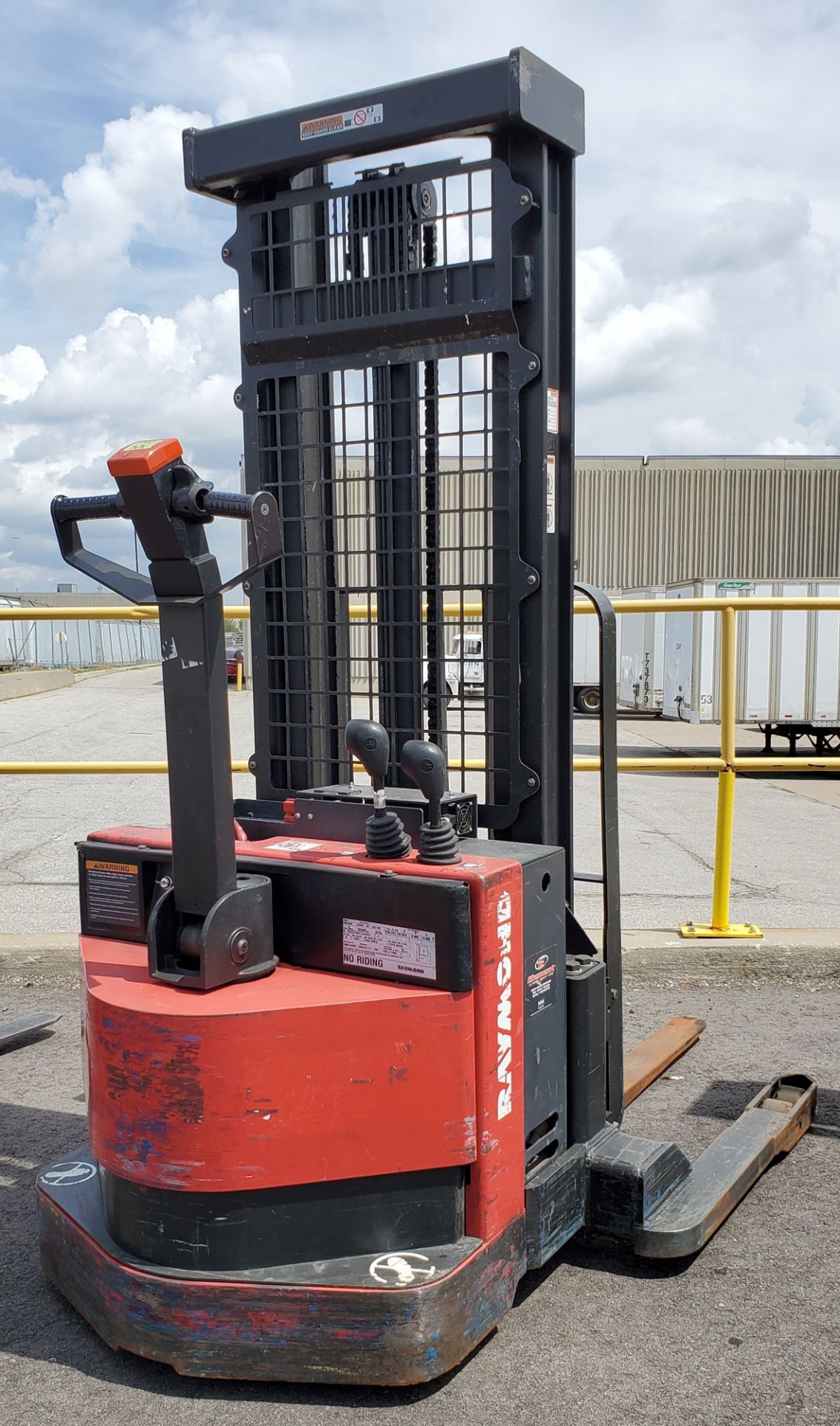 RAYMOND (2007) RSS40 24V ELECTRIC WALK-BEHIND STACKER TRUCK WITH 4000 LB. CAPACITY, 128" VERTICAL