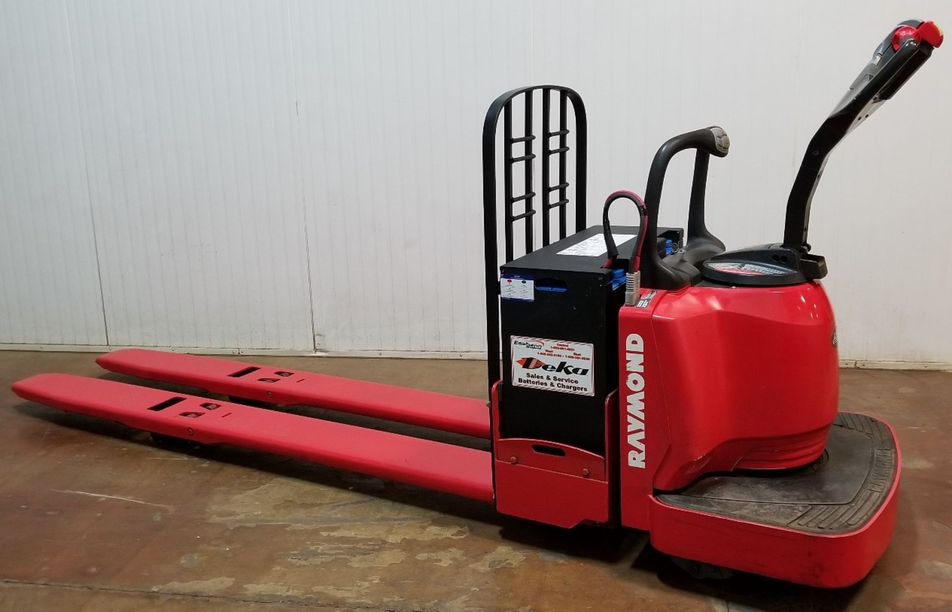 RAYMOND (2009) 8400 24V ELECTRIC RIDEON PALLET JACK WITH 6000 LB. CAPACITY, S/N: 840-09-83857 (