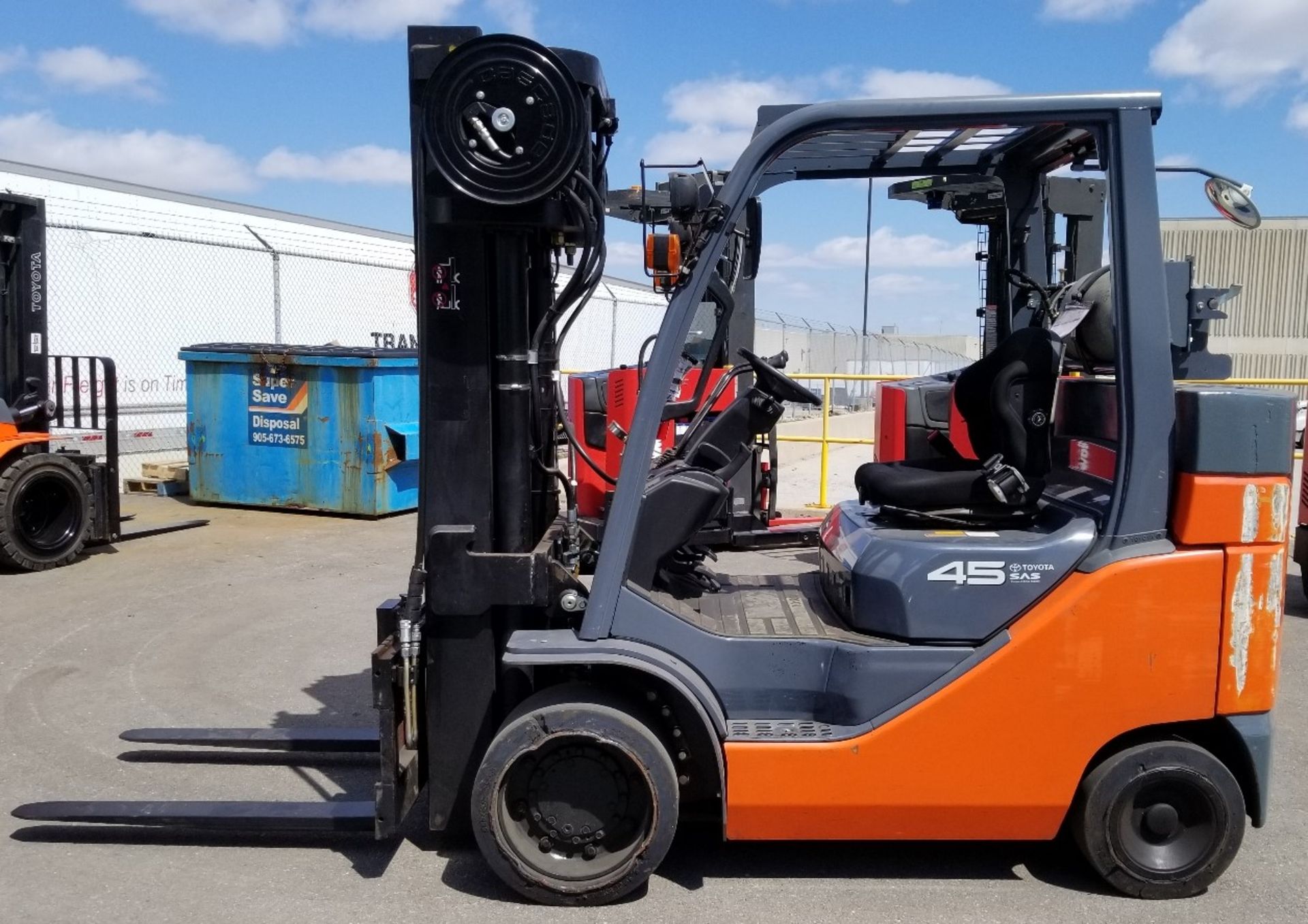 TOYOTA (2015) 8FGC45U LPG FORKLIFT WITH 10,000 LB. CAPACITY, 252" VERTICAL LIFT, SIDE SHIFT, SOLID
