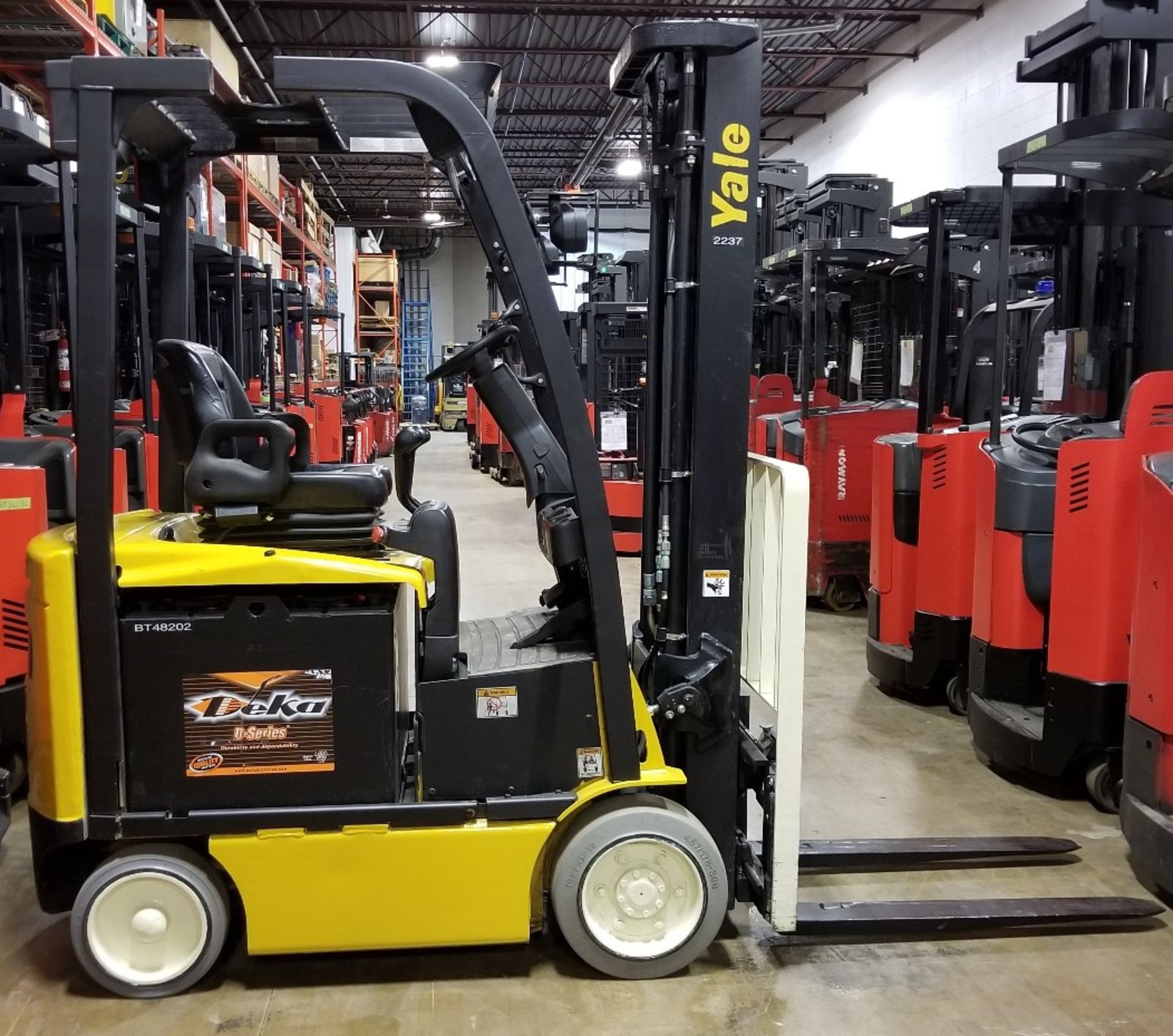 YALE (2012) ERC040VAN48TE094 48V ELECTRIC FORKLIFT WITH 4000 LB. CAPACITY, 216" VERTICAL LIFT, SOLID
