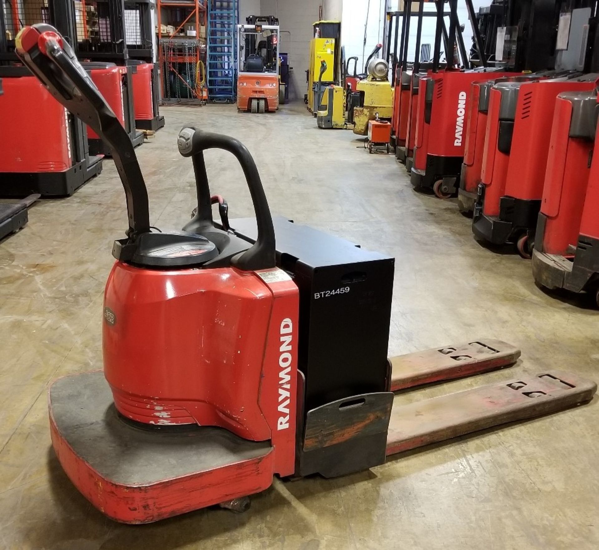 RAYMOND (2009) 8400 24V ELECTRIC RIDE-ON PALLET JACK WITH 6000 LB. CAPACITY, S/N: 840-09-81310 (UNIT - Image 2 of 3