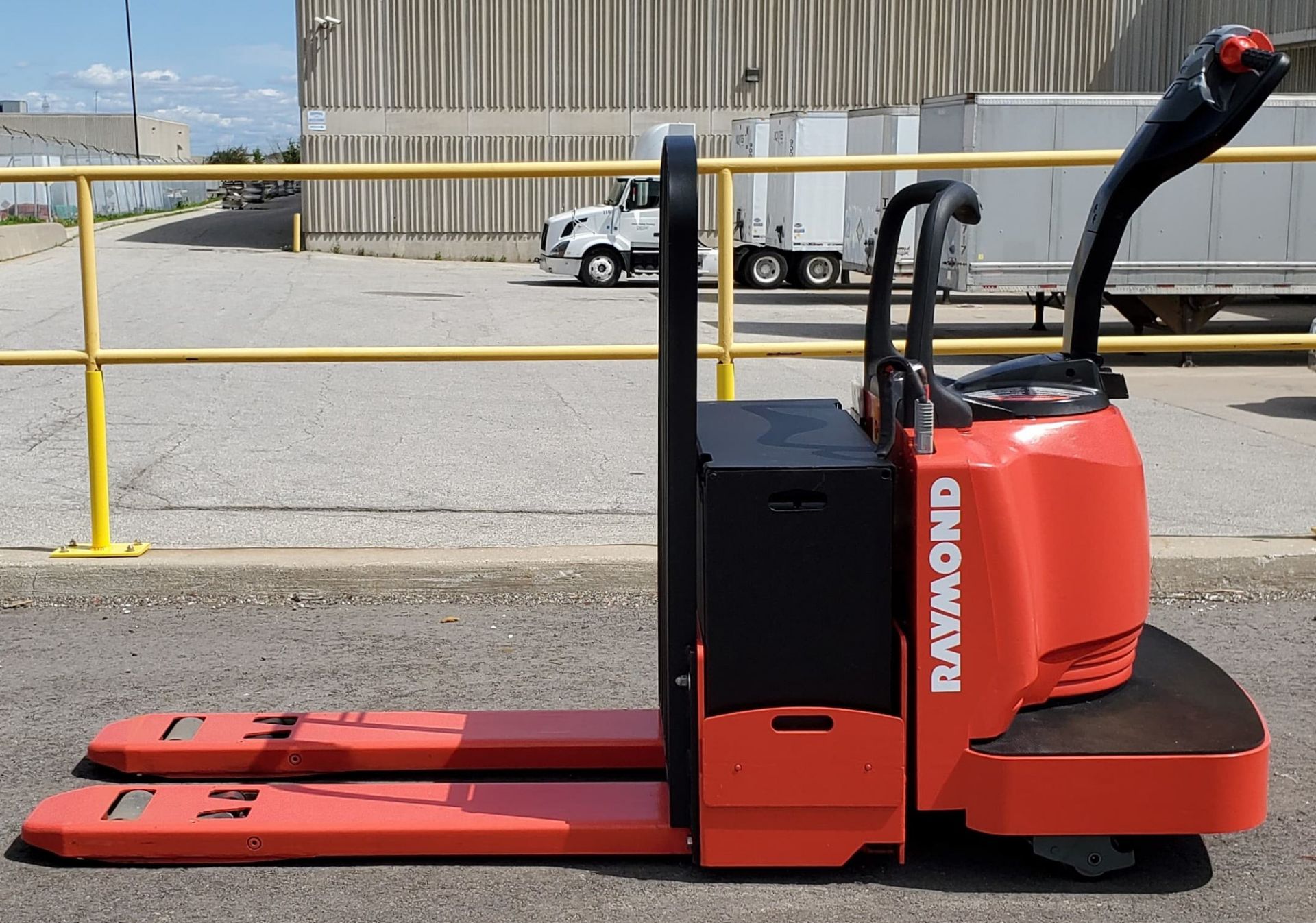 RAYMOND (2009) 8400 24V ELECTRIC RIDE-ON PALLET JACK WITH 6000 LB. CAPACITY, S/N: 840-09-83514 (UNIT