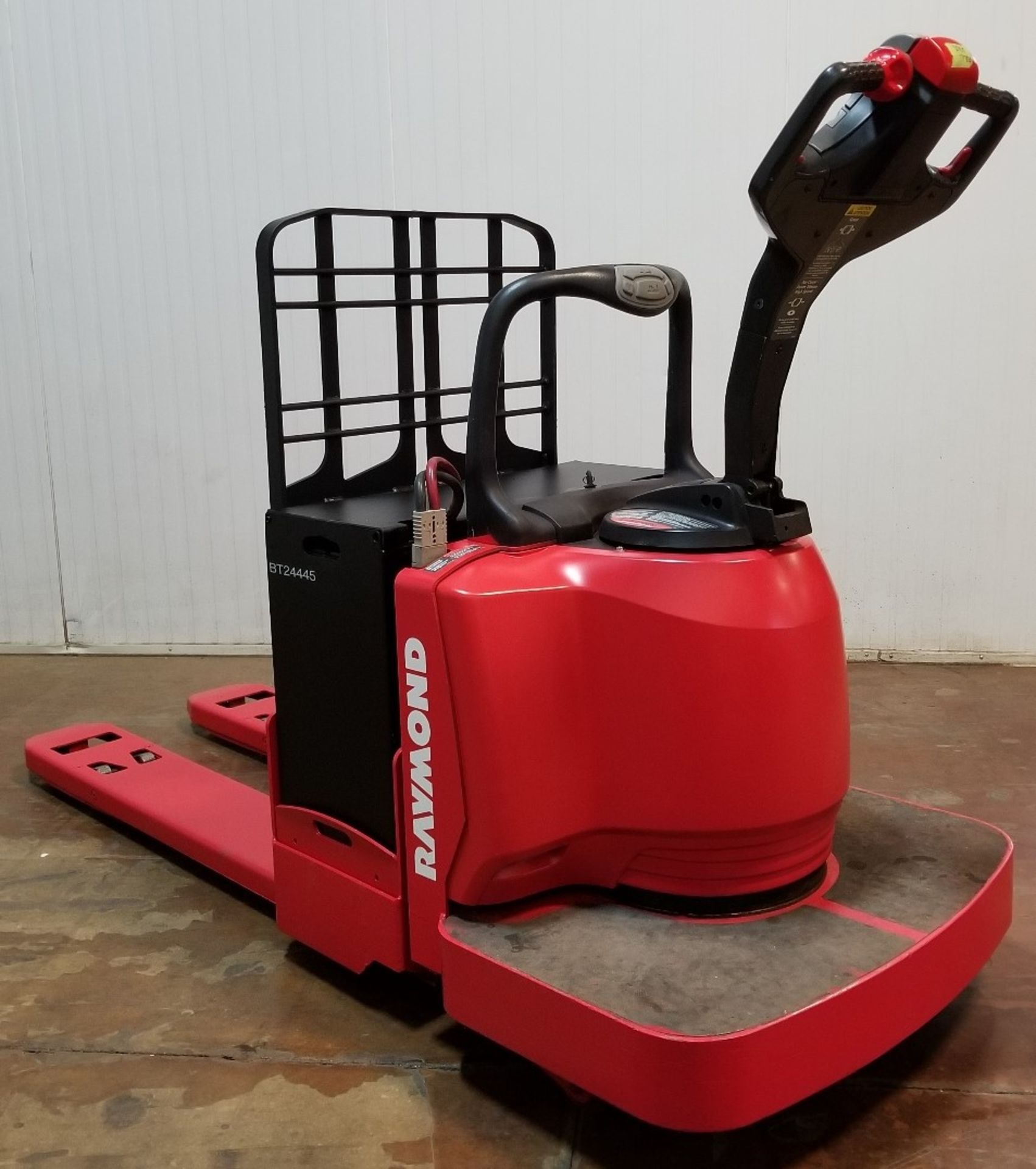 RAYMOND (2010) 8400 24V ELECTRIC RIDEON PALLET JACK WITH 6000 LB. CAPACITY, S/N: 840-10-84375 ( - Image 2 of 3