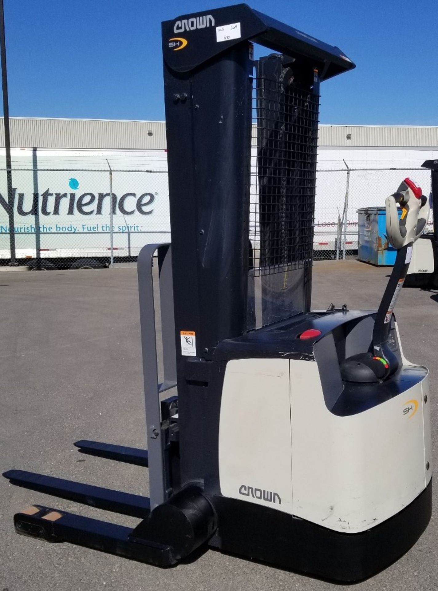 CROWN (2013) SH5520-40 24V ELECTRIC WALK-BEHIND STACKER TRUCK WITH 4000 LB. CAPACITY, 128"