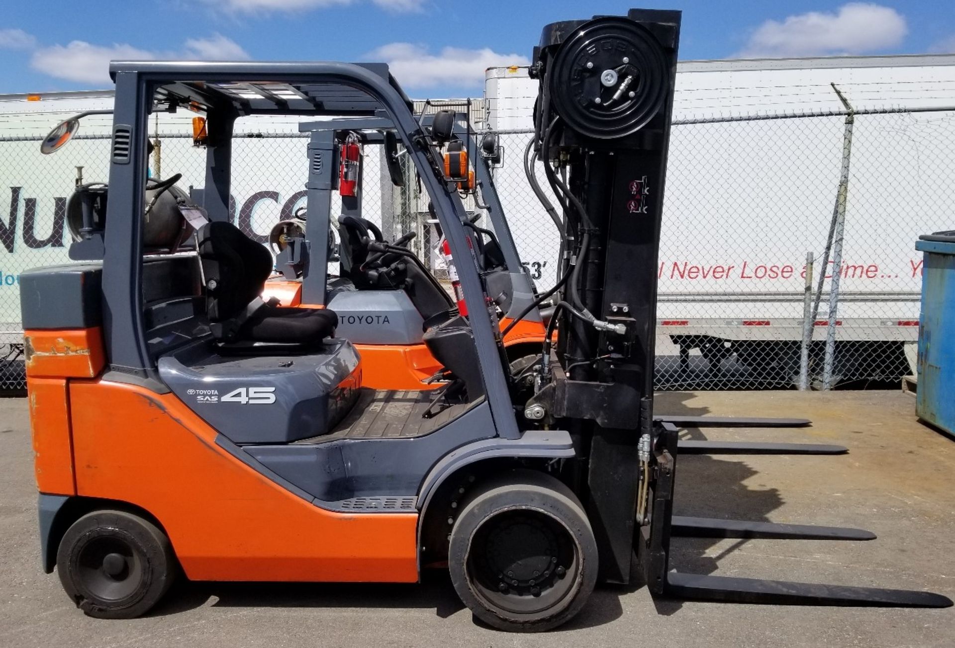 TOYOTA (2015) 8FGC45U LPG FORKLIFT WITH 10,000 LB. CAPACITY, 252" VERTICAL LIFT, SIDE SHIFT, SOLID - Image 2 of 3