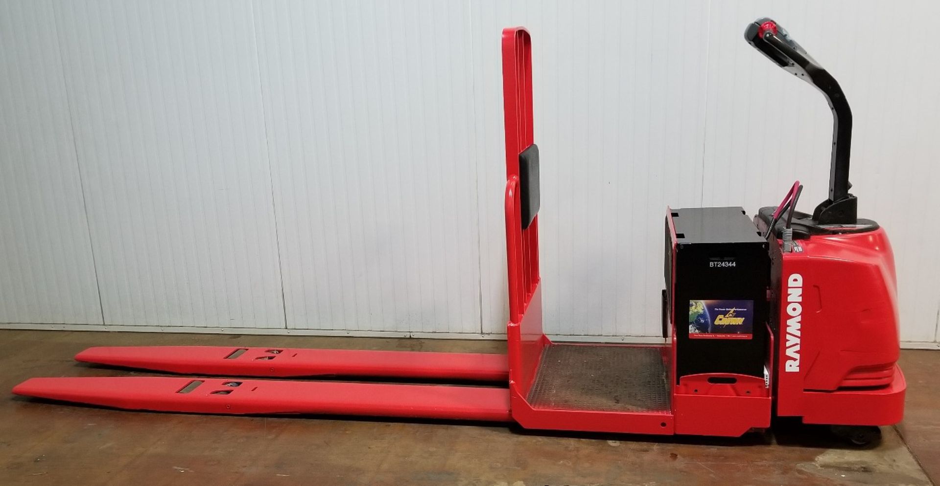 RAYMOND (2012) 8500 24V ELECTRIC RIDE-ON PALLET JACK WITH 6000 LB. CAPACITY, S/N: 850-12-83843 (UNIT