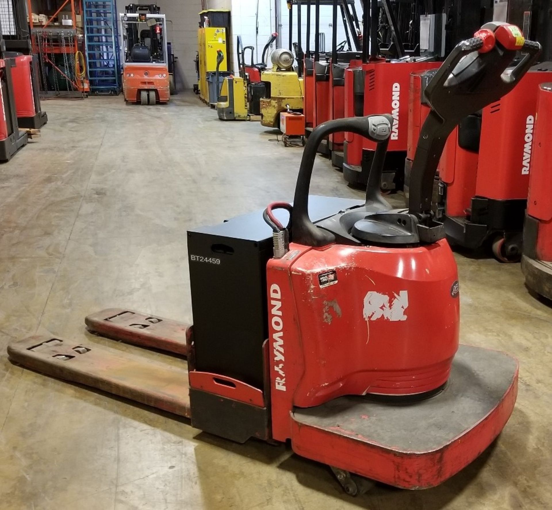 RAYMOND (2009) 8400 24V ELECTRIC RIDE-ON PALLET JACK WITH 6000 LB. CAPACITY, S/N: 840-09-81310 (UNIT