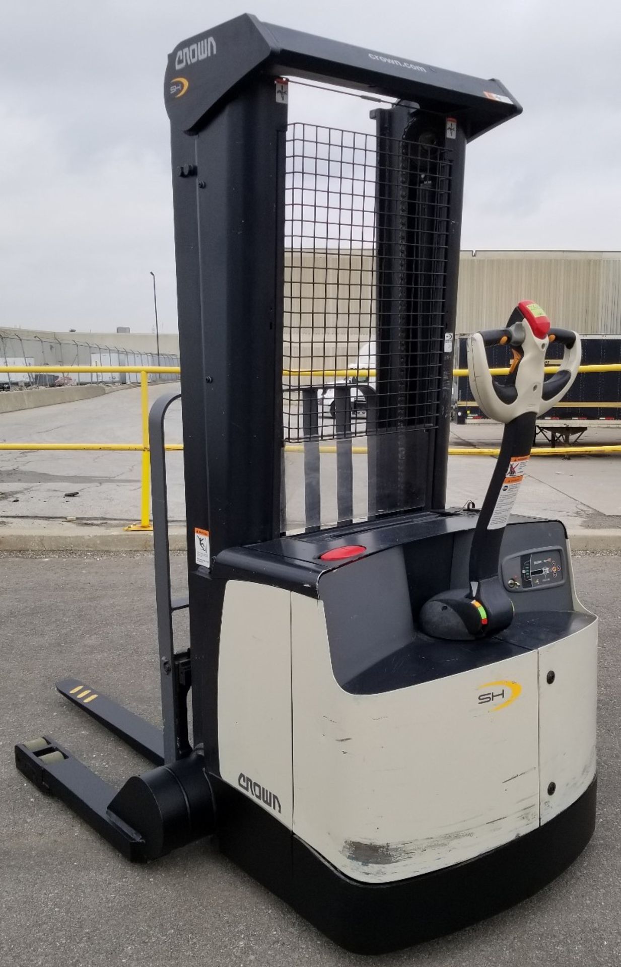 CROWN (2011) SH5520-40 24V ELECTRIC WALK-BEHIND STACKER TRUCK WITH 4000 LB. CAPACITY, 128"