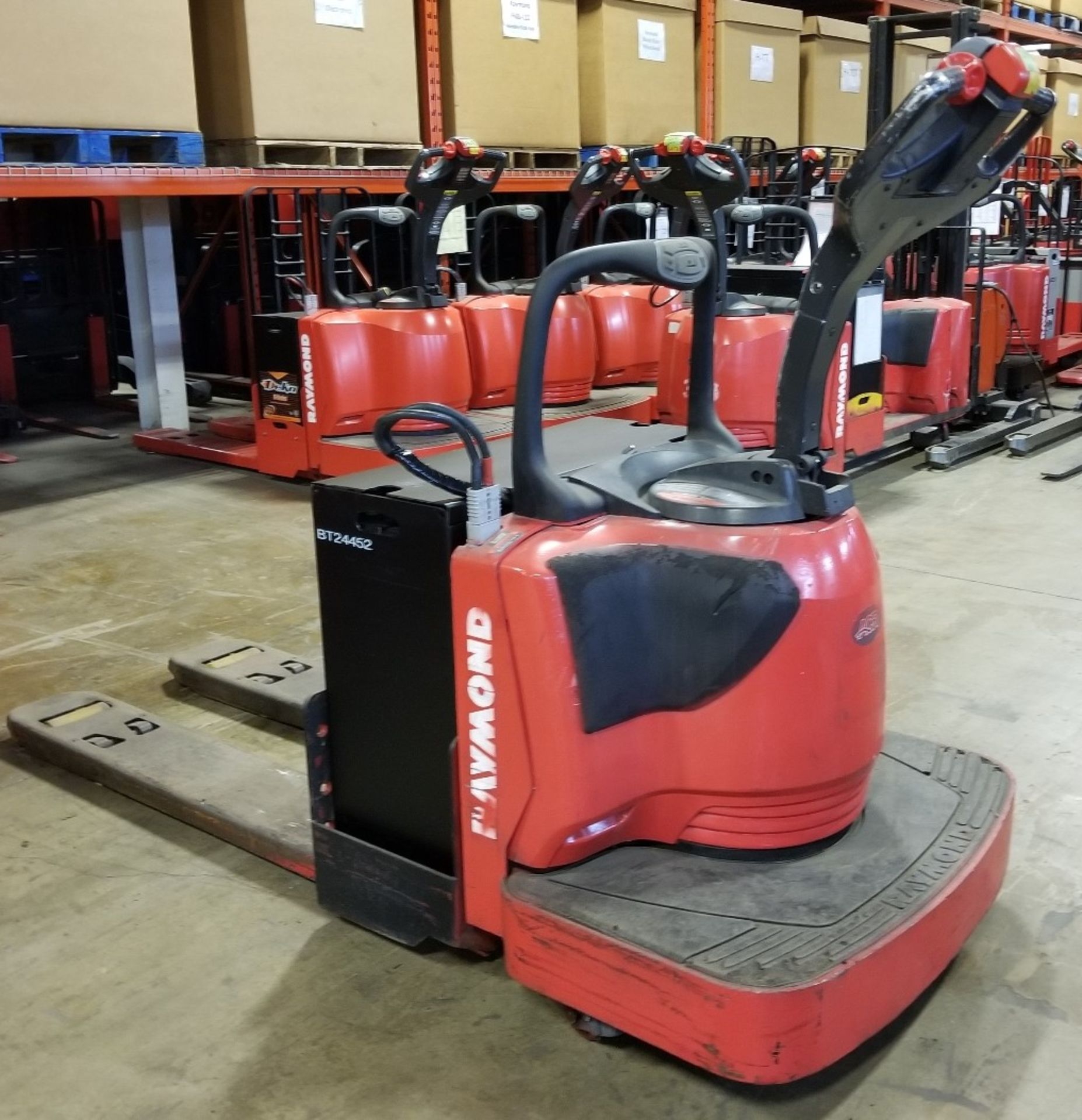 RAYMOND (2011) 8400 24V ELECTRIC RIDE-ON PALLET JACK WITH 6000 LB. CAPACITY, S/N: 840-11-87679 (UNIT