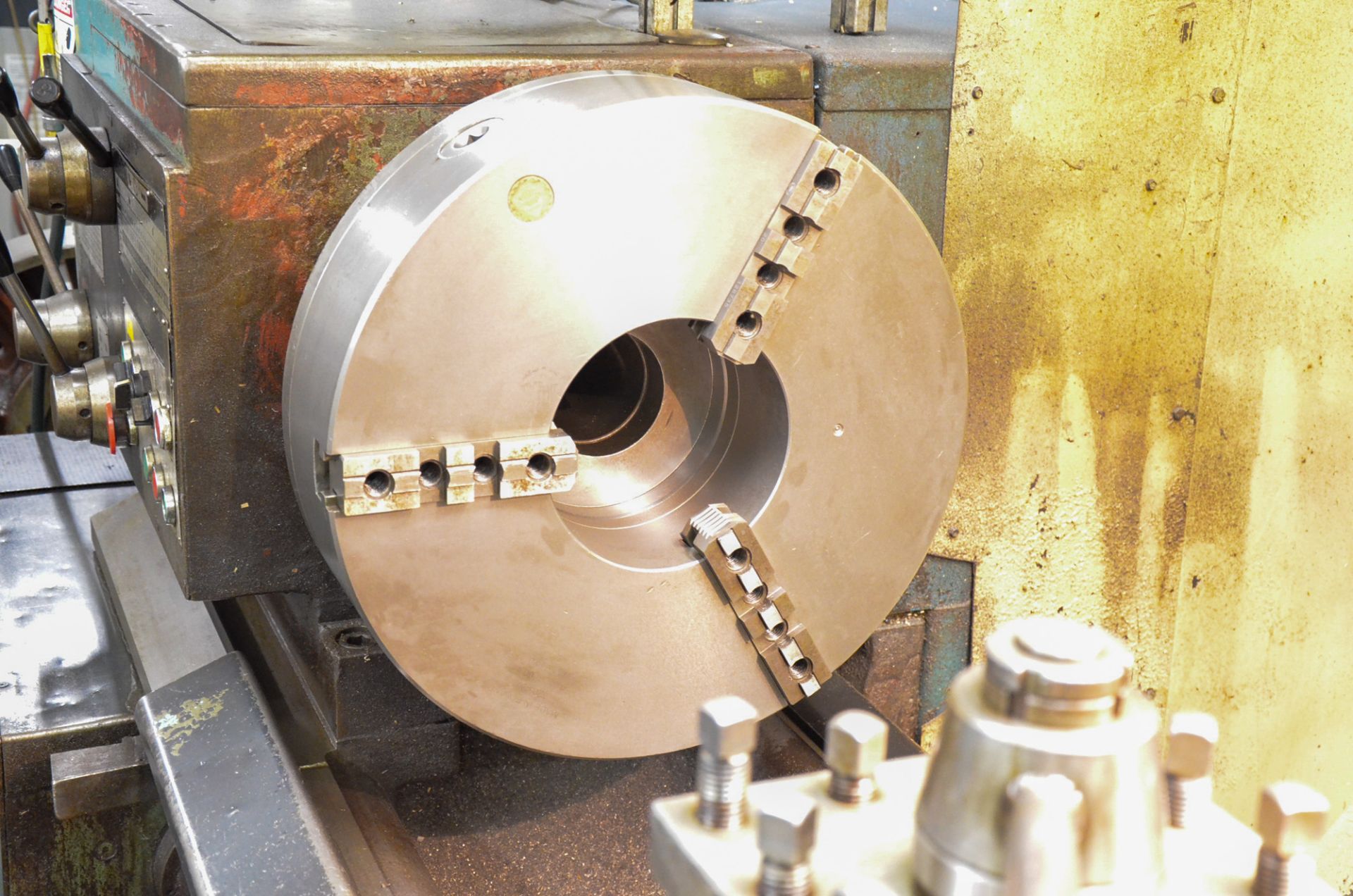 TOS SUS63 ENGINE LATHE WITH 28" SWING, 85" BETWEEN CENTERS, 19.5" 3-JAW CHUCK, SPEEDS TO 1,120 - Image 4 of 15