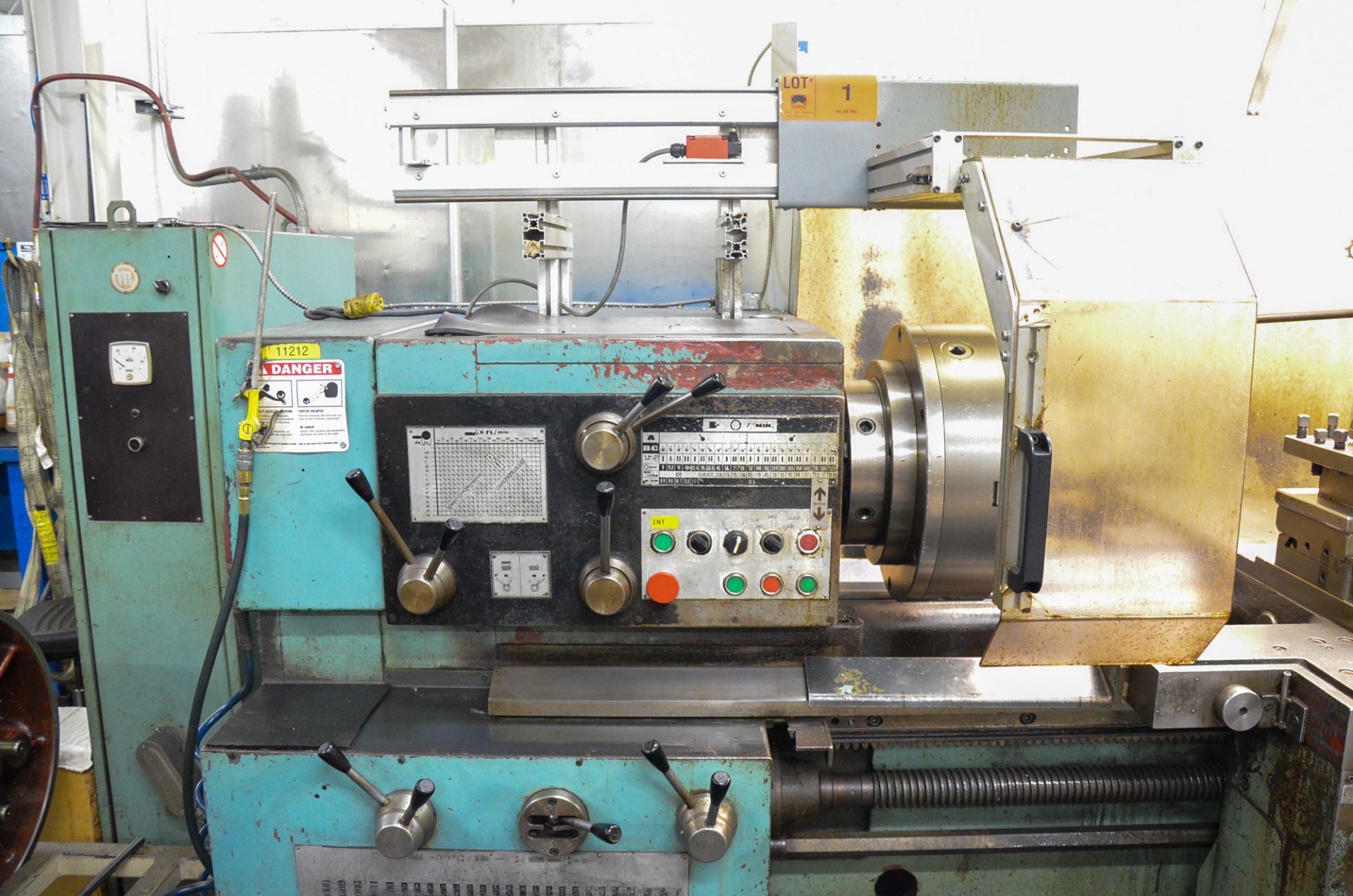 TOS SUS63 ENGINE LATHE WITH 28" SWING, 85" BETWEEN CENTERS, 19.5" 3-JAW CHUCK, SPEEDS TO 1,120 - Image 7 of 15