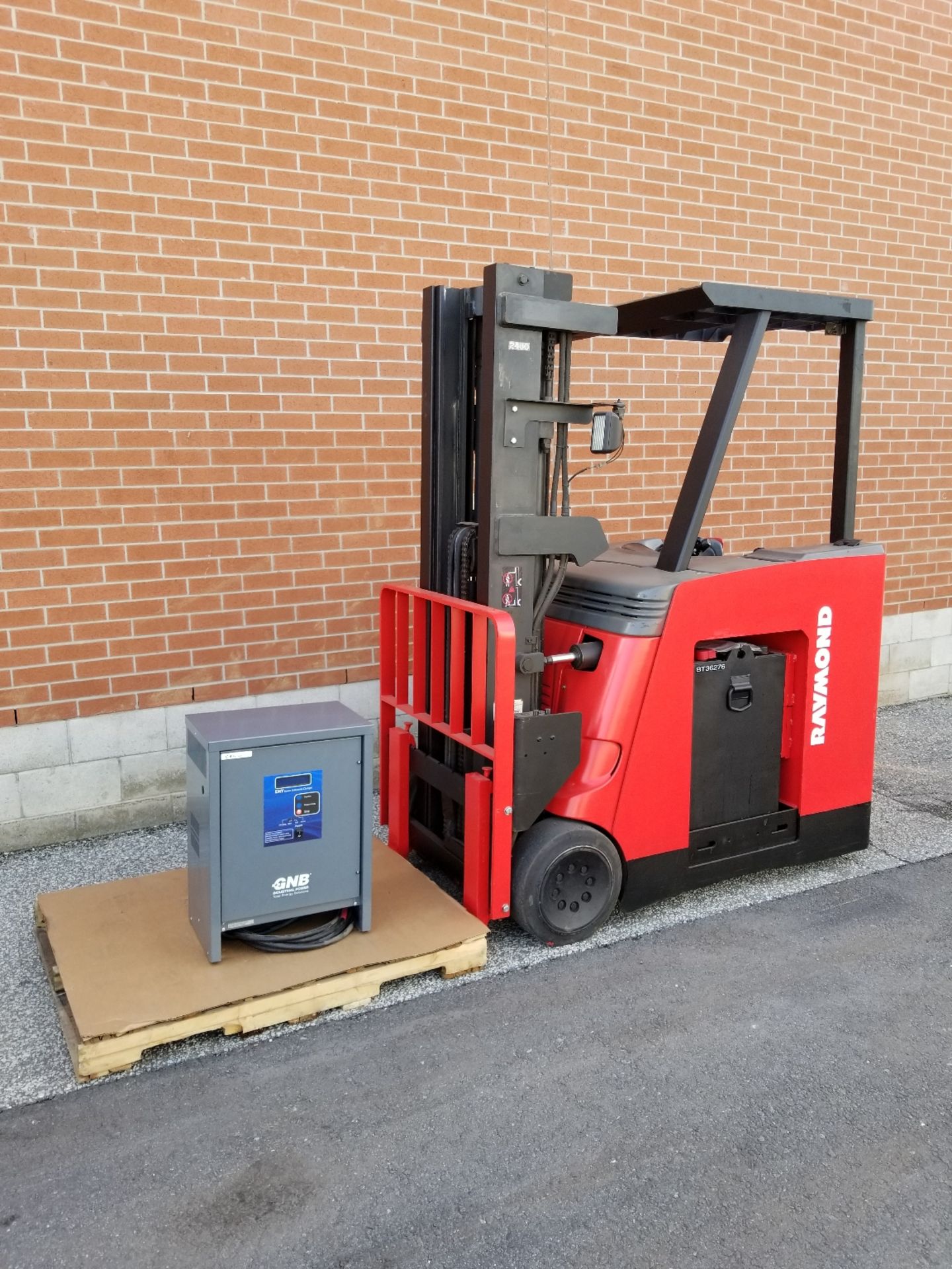 RAYMOND (2005) C40-R40TT 36V ELECTRIC STAND ON COUNTERBALANCE TRUCK WITH 4000LB CAPACITY, 203" - Image 2 of 3