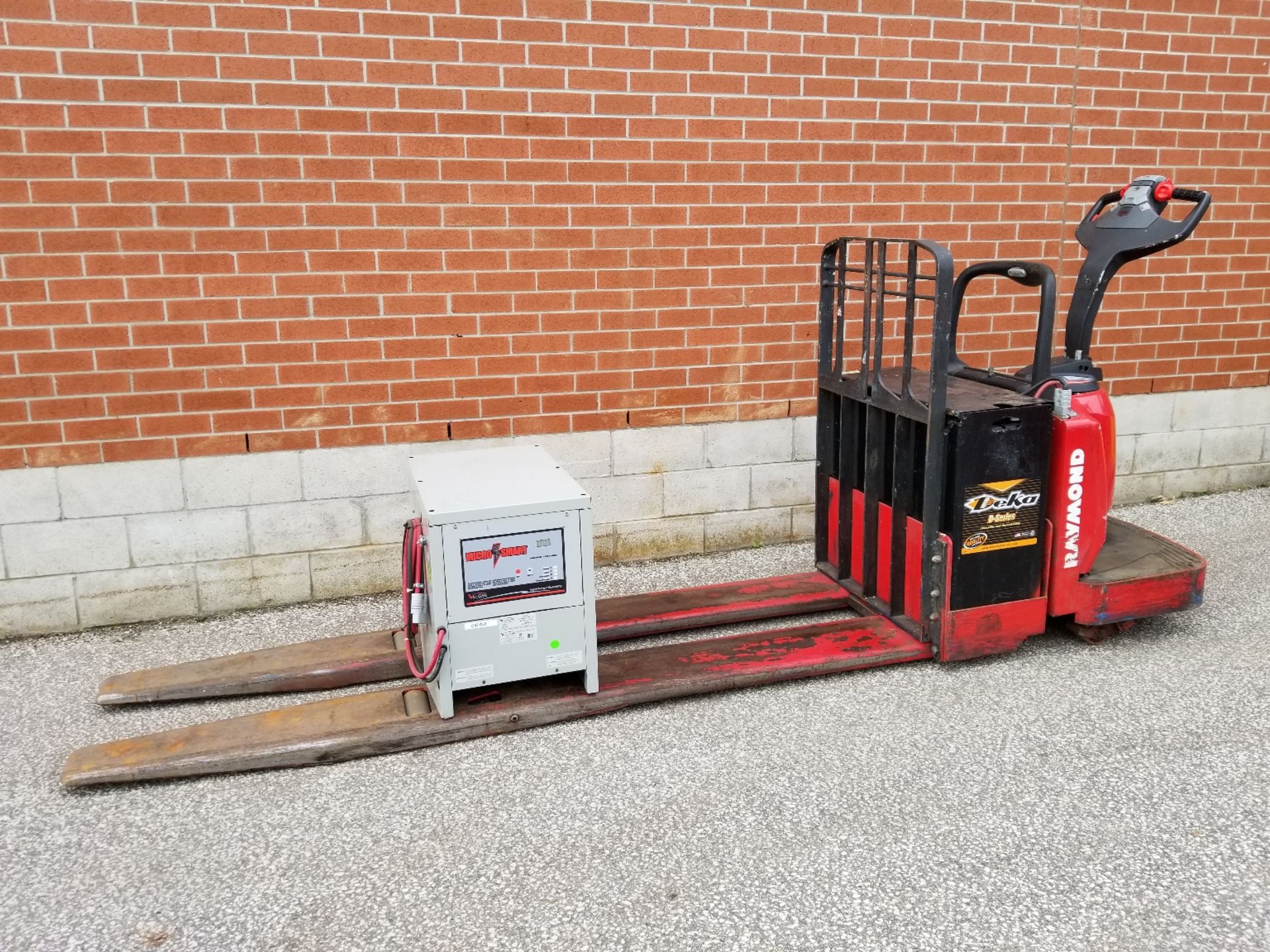 RAYMOND (2011) 8400, 24V ELECTRIC RIDE-ON PALLET TRUCK WITH 8000LB CAPACITY, 5622 HOURS (RECORDED AT - Image 2 of 3