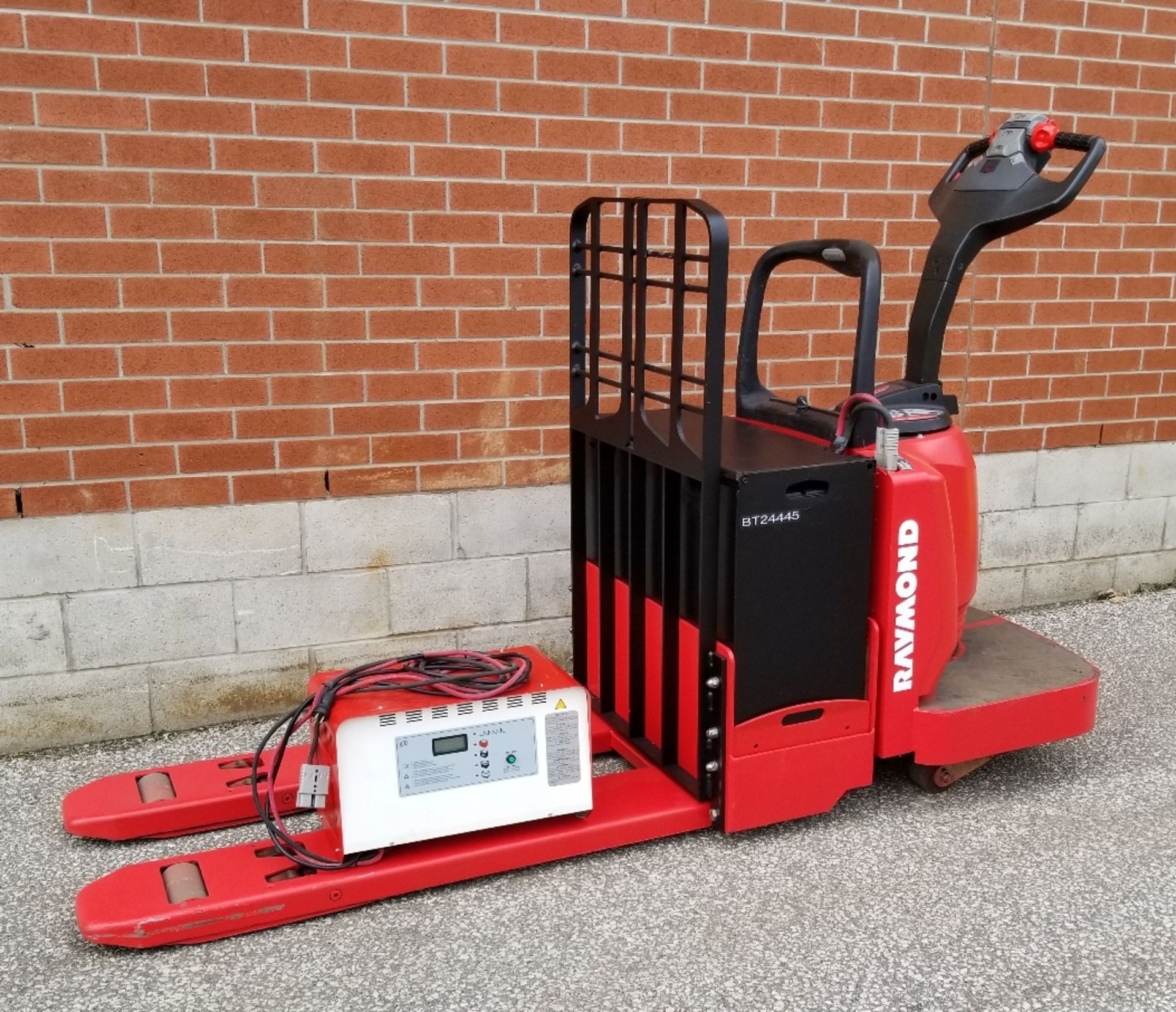 RAYMOND (2010) 8400 24V ELECTRIC RIDE-ON PALLET TRUCK WITH 6000LB CAPACITY, 7340 HOURS (RECORDED - Image 2 of 3